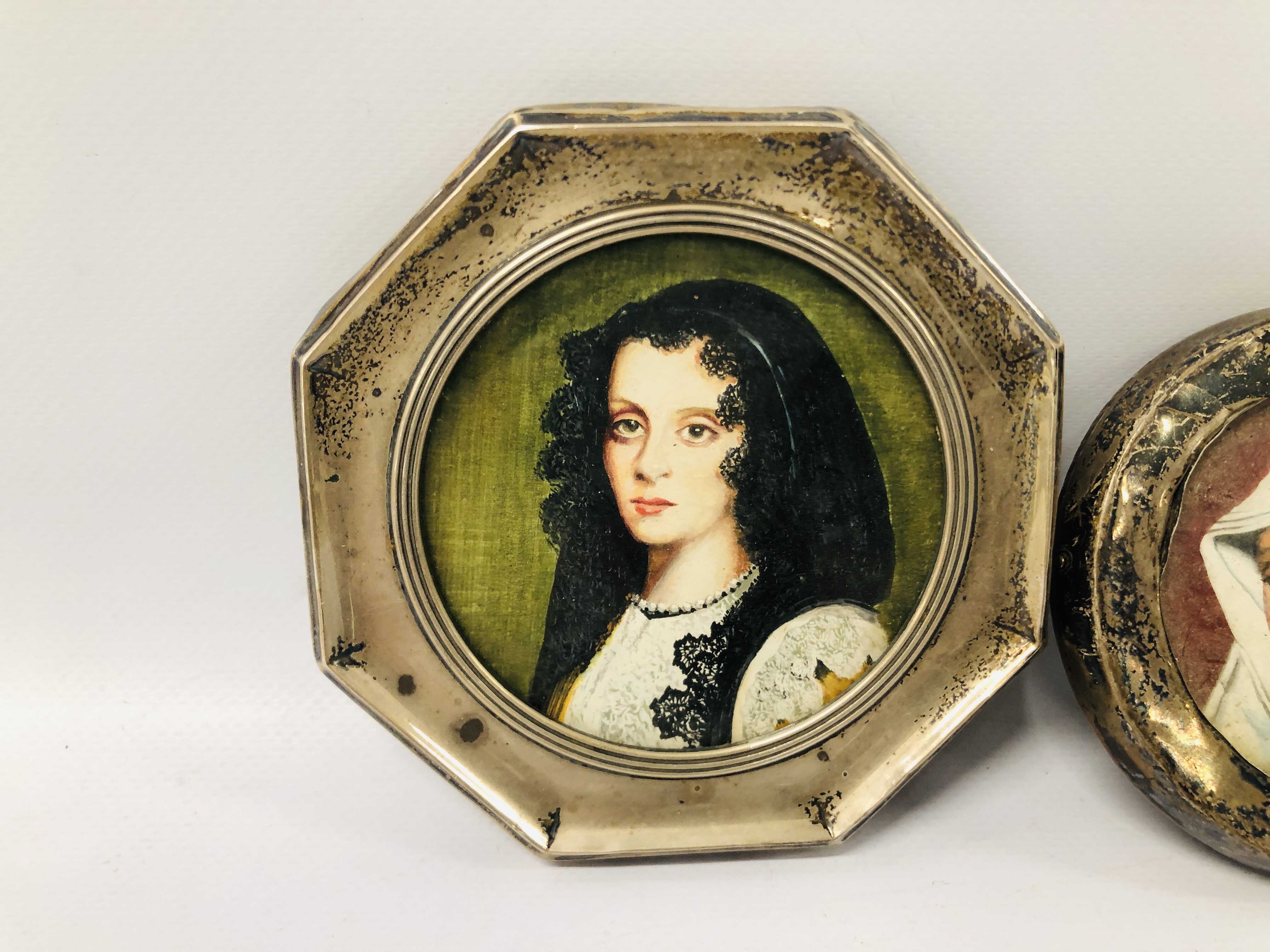 A SILVER OCTAGONAL PICTURE FRAME WITH A PRINT AFTER VELAZQEZ ALONG WITH A FURTHER SILVER CIRCULAR - Image 2 of 4