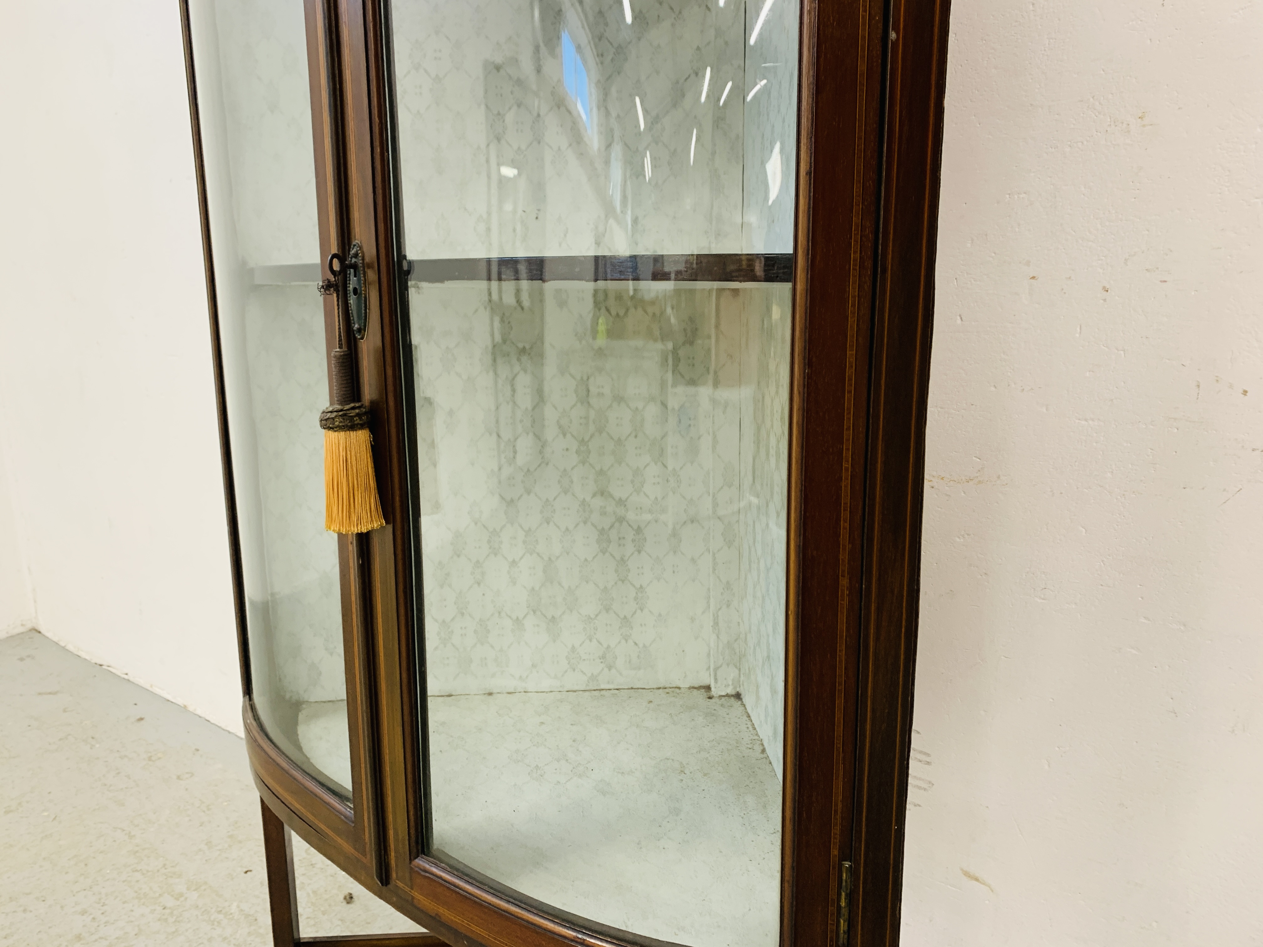 AN EDWARDIAN MAHOGANY BOW FRONTED DISPLAY CABINET W 74CM, - Image 4 of 8