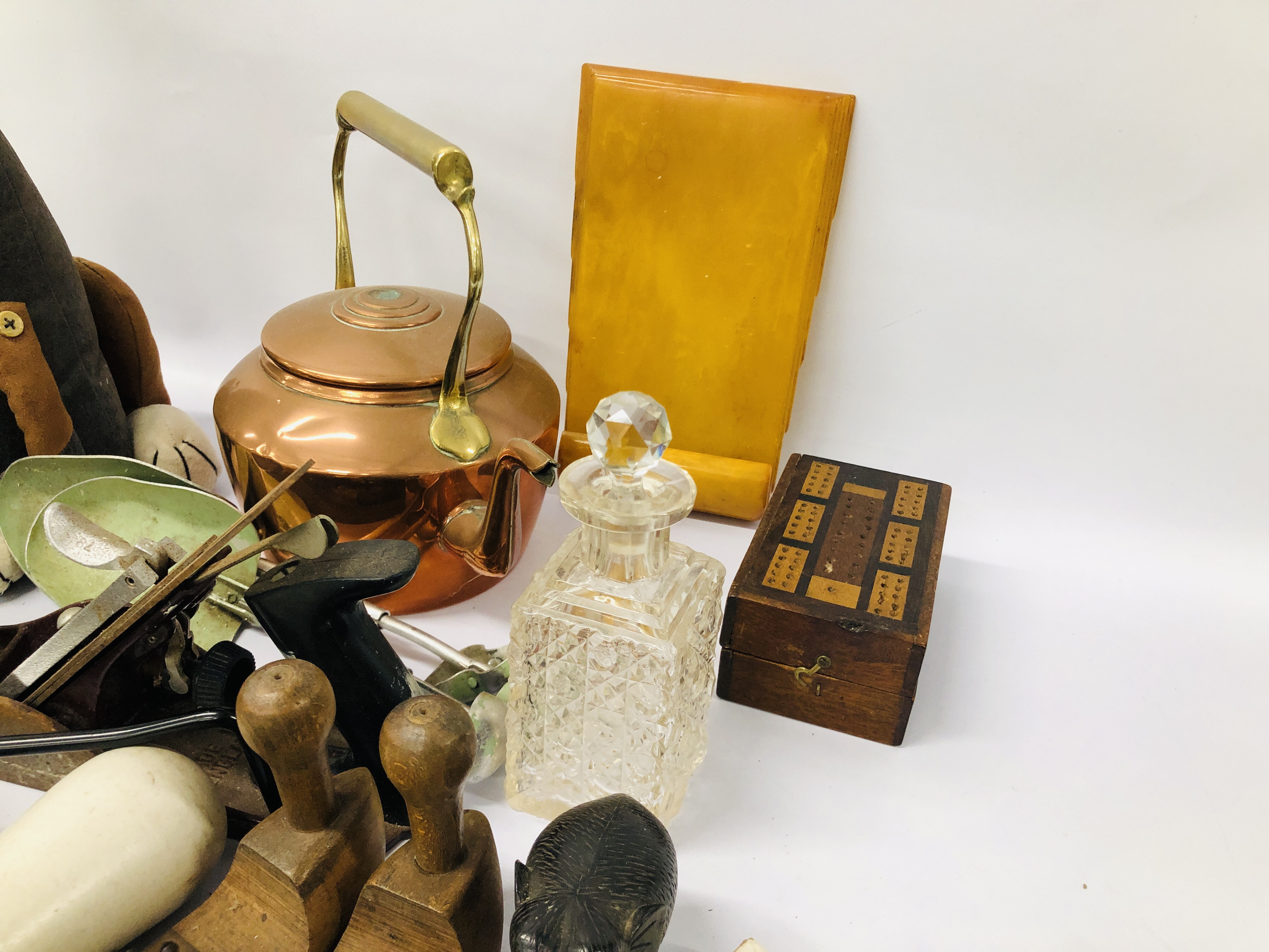 BOX OF ASSORTED COLLECTIBLES TO INCLUDE A BRASS CRUCIFIX, BRASS HANDLES, SHOE LASTS, - Image 5 of 7