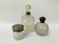 A VINTAGE GLASS SILVER MOUNTED SCENT BOTTLE,