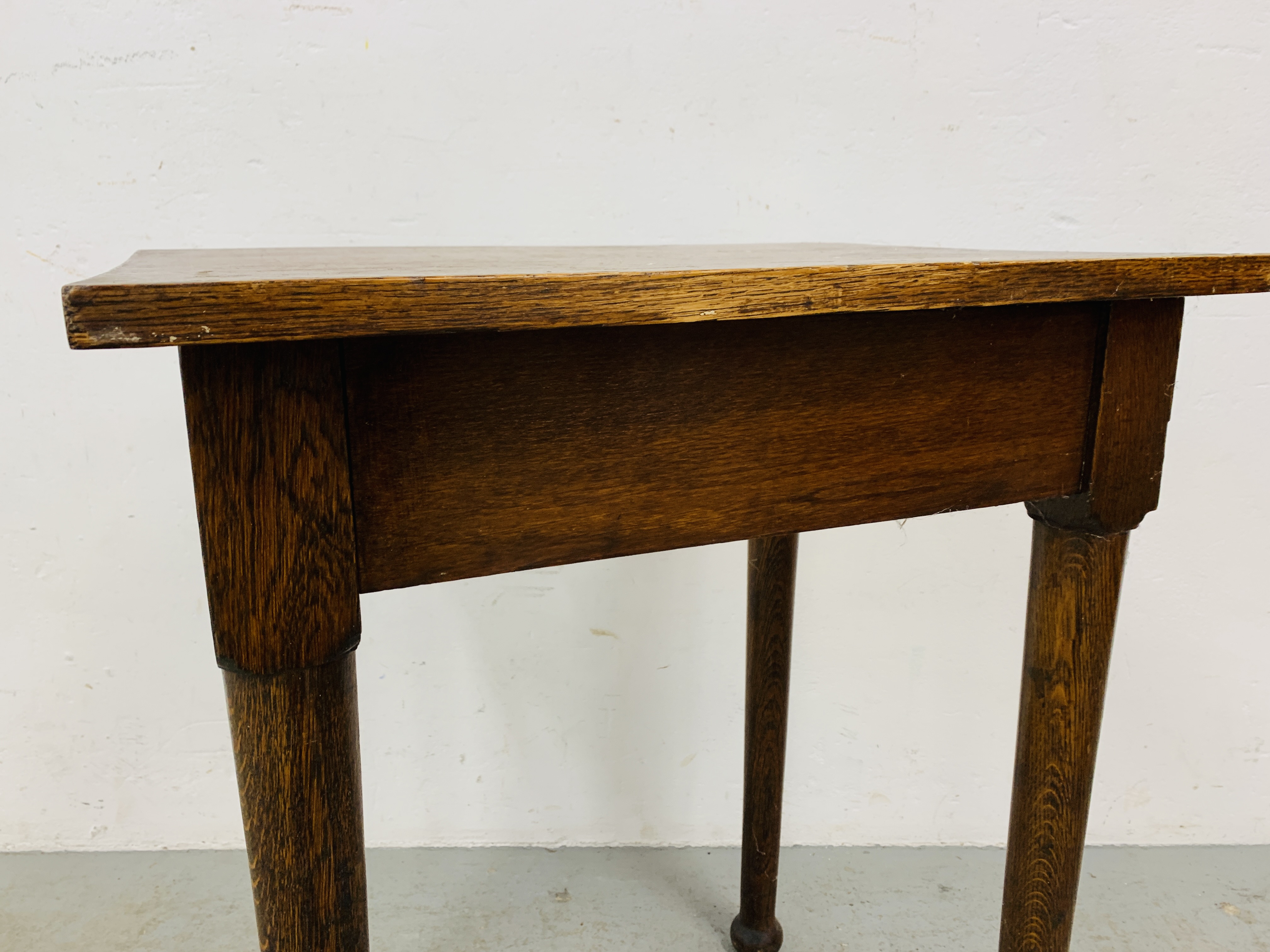 AN EDWARDIAN OAK RECTANGULAR OCCASIONAL TABLE - Image 3 of 5