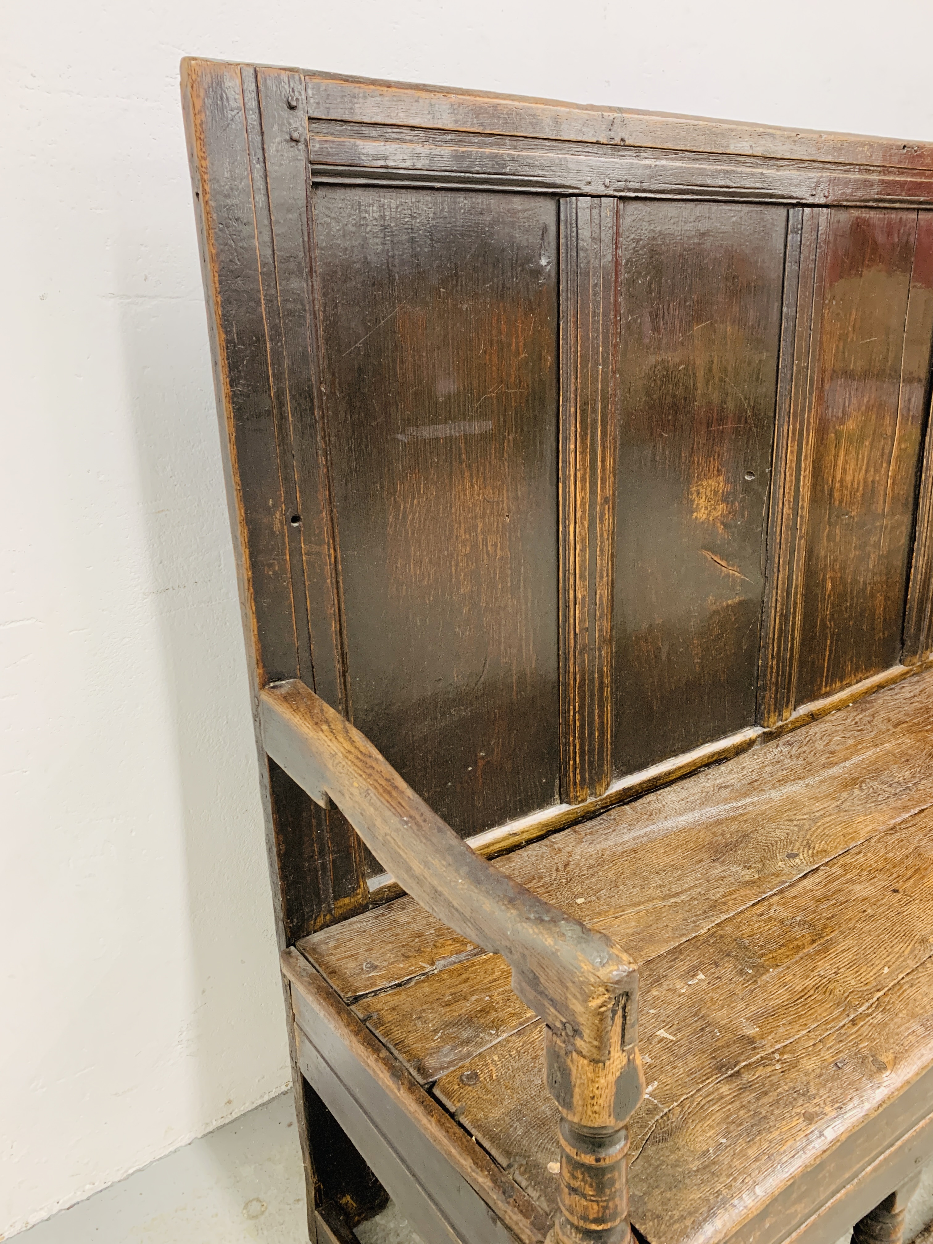 AN EARLY C18TH OAK SETTLE WITH FIVE PANELLED BACK ON BOBBIN TURNED SUPPORTS - W 197CM. D 50CM. - Image 9 of 22