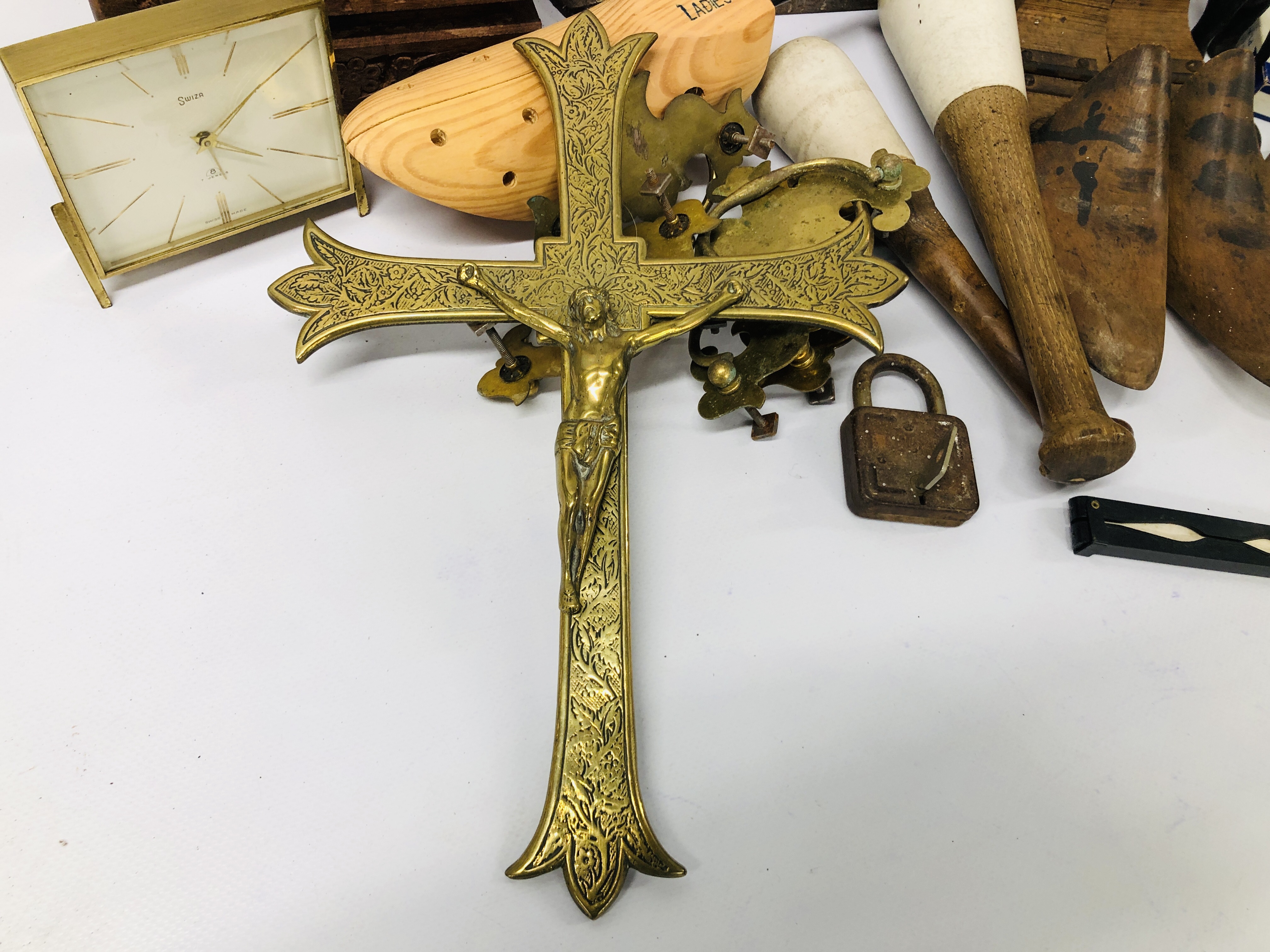 BOX OF ASSORTED COLLECTIBLES TO INCLUDE A BRASS CRUCIFIX, BRASS HANDLES, SHOE LASTS, - Image 2 of 7