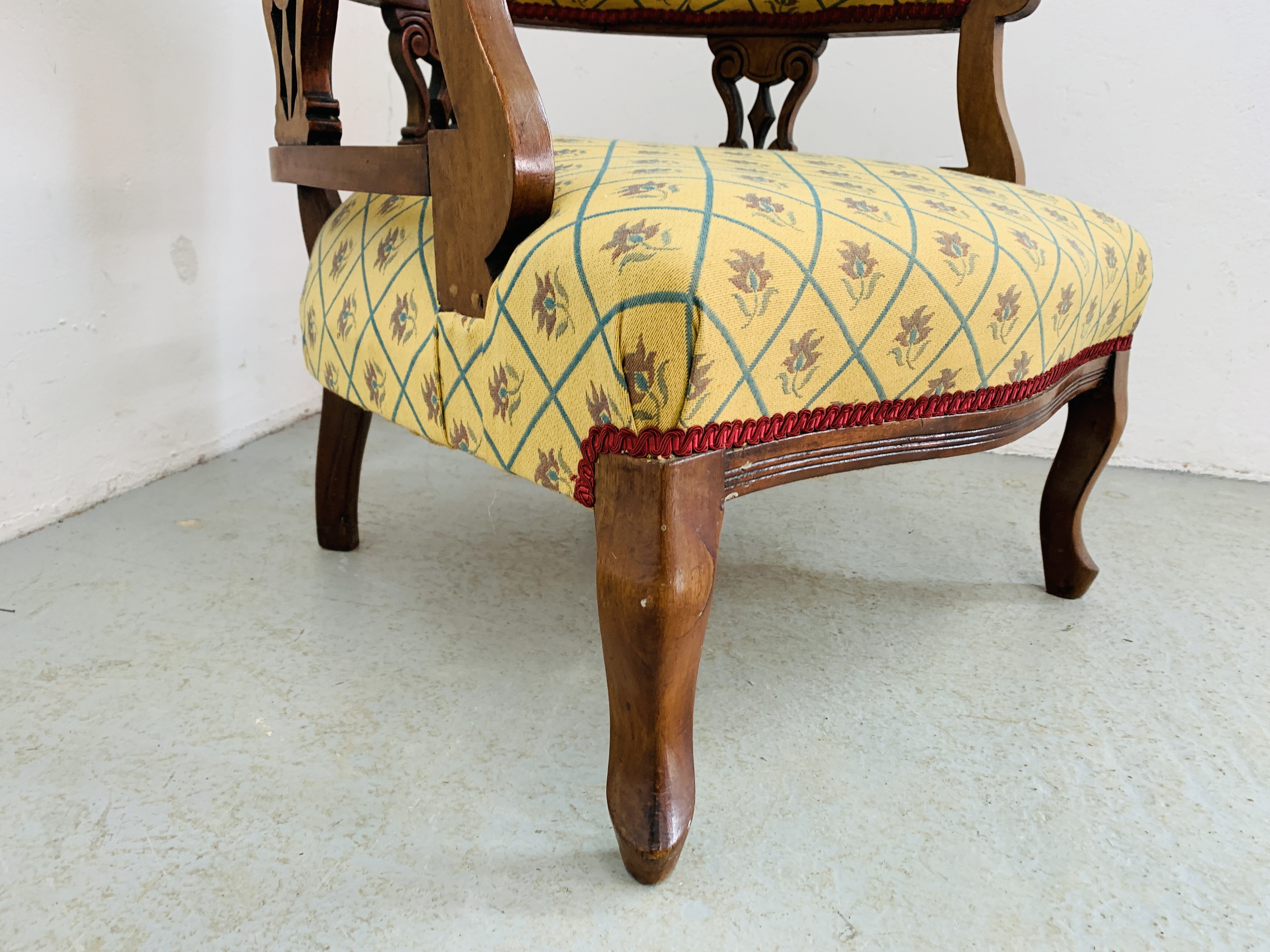 EDWARDIAN MAHOGANY LOW SEAT TUB STYLE CHAIR WITH UPHOLSTERED SEAT AND BACK - Image 3 of 7