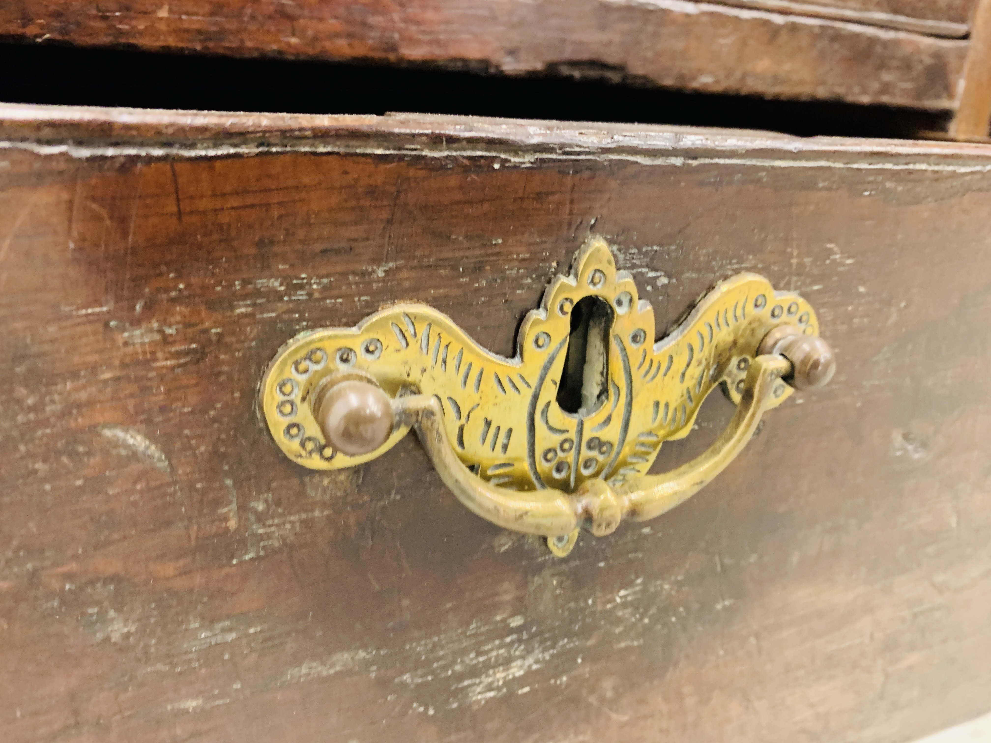 AN C18TH OAK SLOPED TOP KNEEHOLE DESK WITH FITTED INTERIOR AND EIGHT DRAWERS - D 120CM. W 68CM. - Image 12 of 15