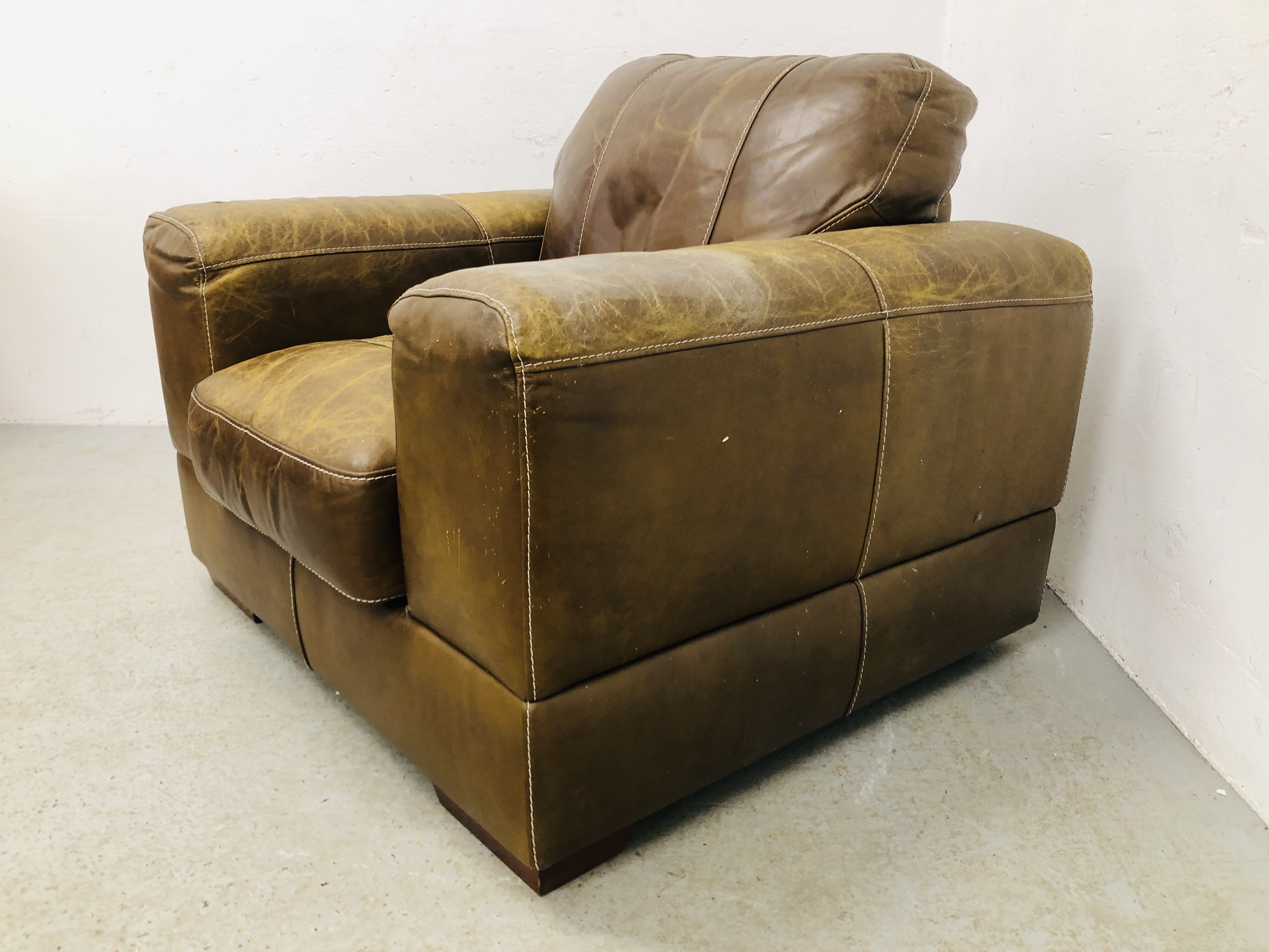 MODERN BROWN LEATHER ARMCHAIR - Image 4 of 5