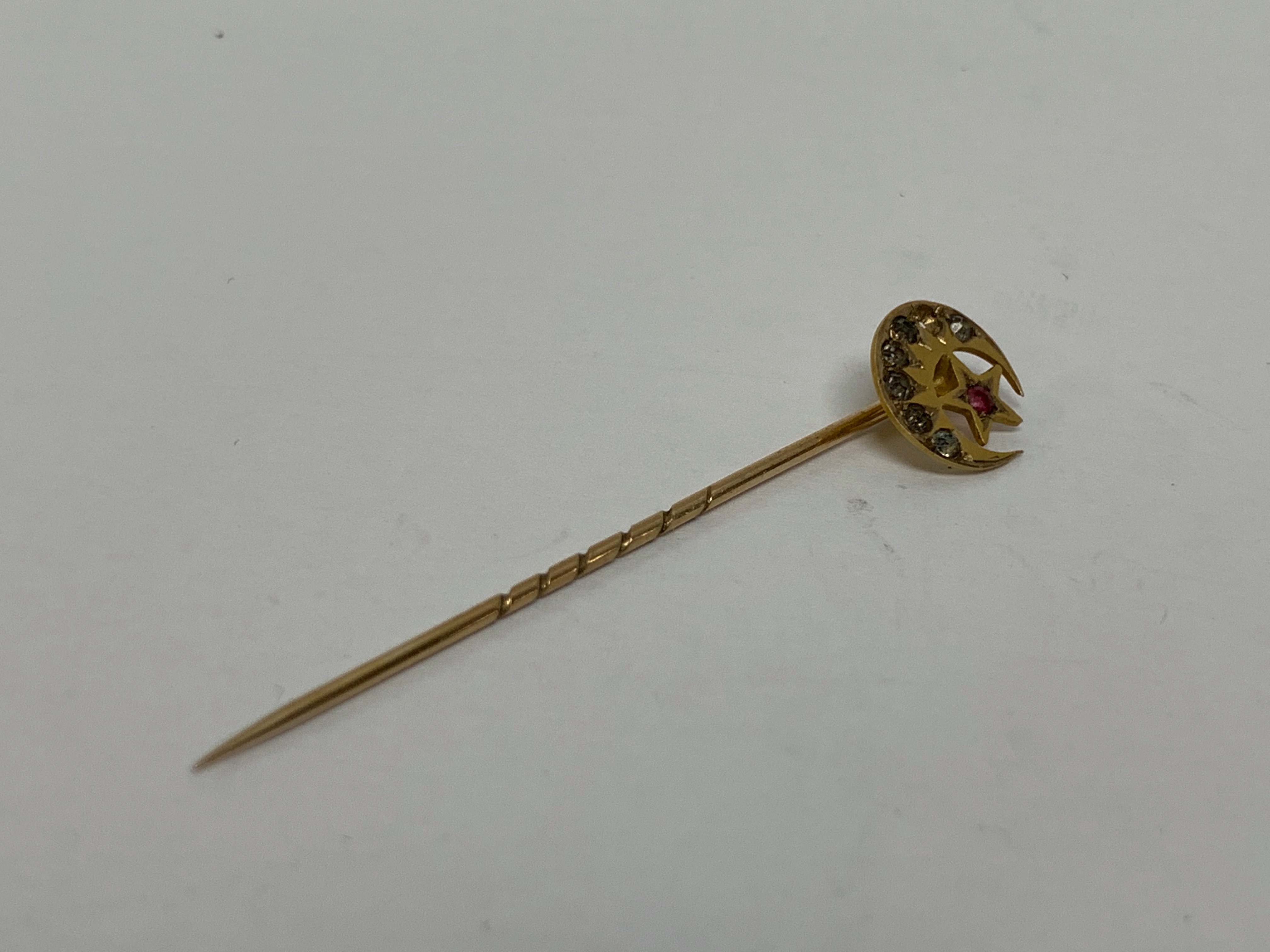 2 YELLOW METAL STICK PINS: OF CRESCENT FORM; OF DOUBLE BAR DESIGN (2. - Image 8 of 10