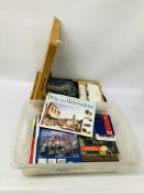 A CHATSWORTH ARTISTS WORKBOX / STAND CONTAINING ASSORTED ARTISTS MATERIALS ALONG WITH A PLASTIC BOX