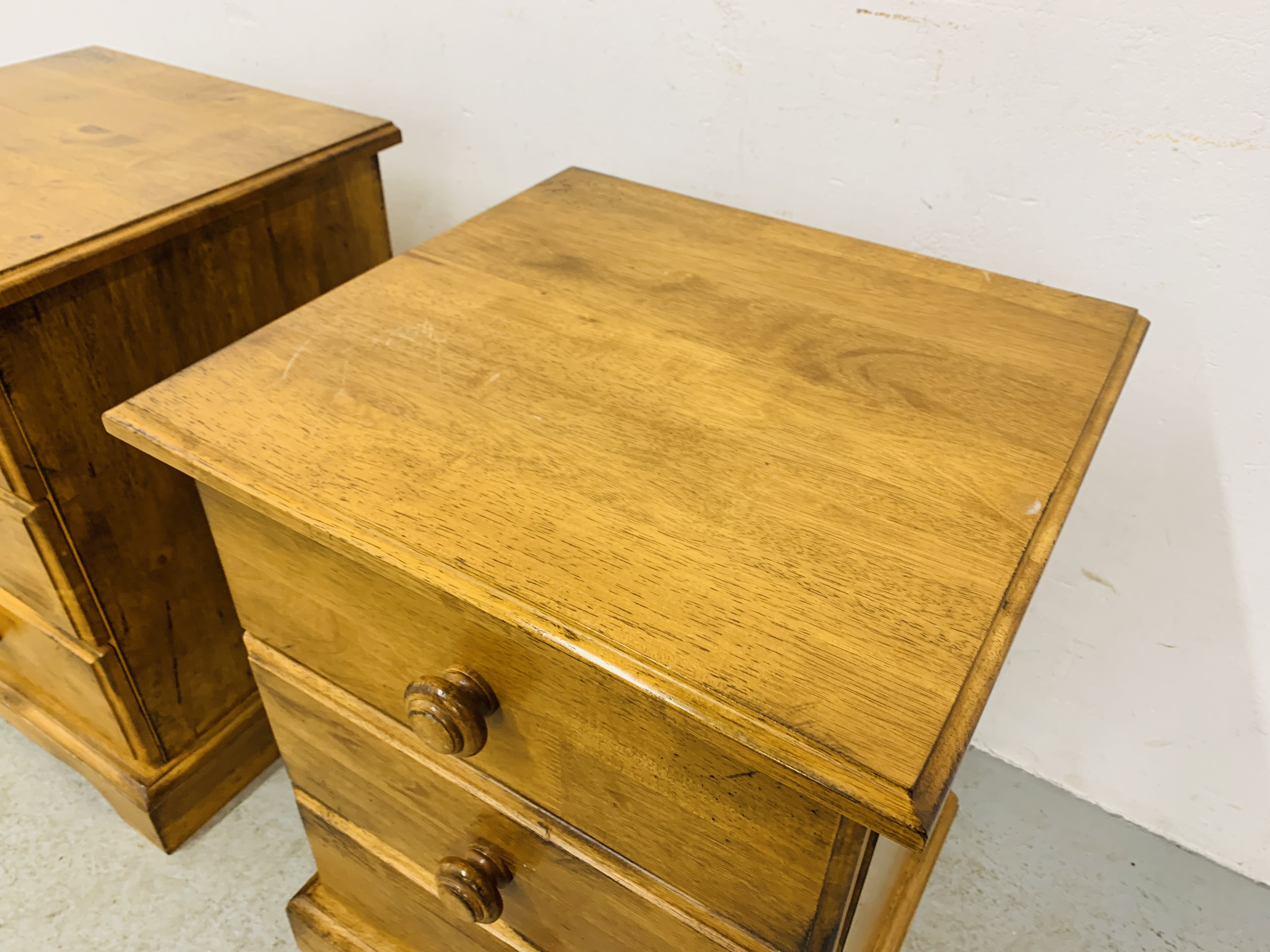 PAIR OF MODERN HARDWOOD 3 DRAWER BEDSIDE CHESTS, WITH TURNED HANDLES - W 49CM. D 46CM. H 63CM. - Image 4 of 6