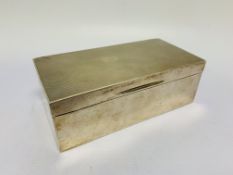 A SILVER CIGARETTE BOX, THE TOP WITH ENGINE TURNED FINISH, UN-ENGRAVED BIRMINGHAM ASSAY,
