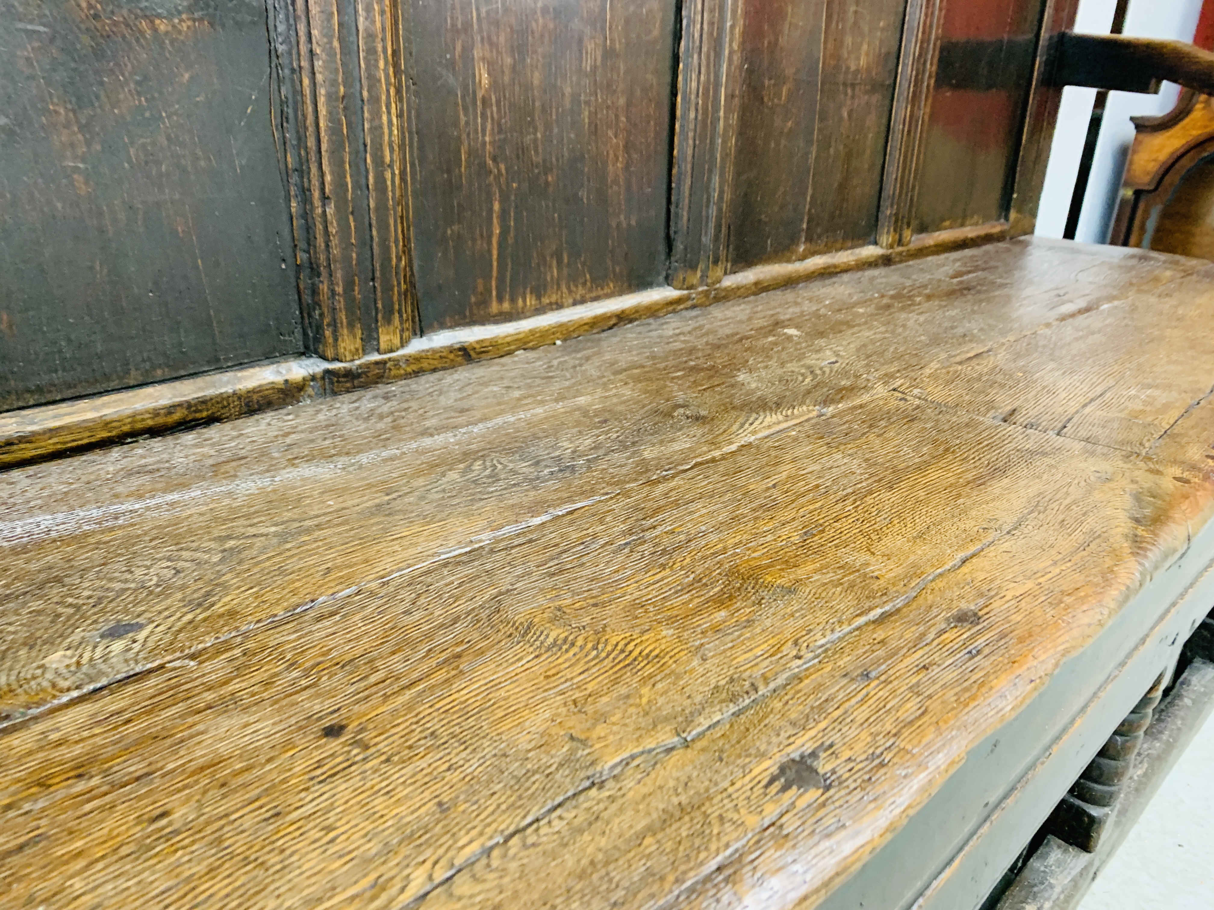 AN EARLY C18TH OAK SETTLE WITH FIVE PANELLED BACK ON BOBBIN TURNED SUPPORTS - W 197CM. D 50CM. - Image 13 of 22