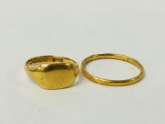 AN 18CT GOLD WEDDING BAND ALONG WITH AN 18CT GOLD LADIES SIGNET RING