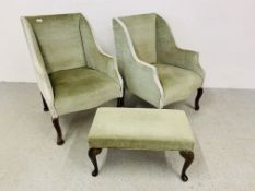 A PAIR OF EDWARDIAN GREEN VELOUR UPHOLSTERED EASY ARMCHAIRS WITH SERPENTINE FRONT - H 87CM.