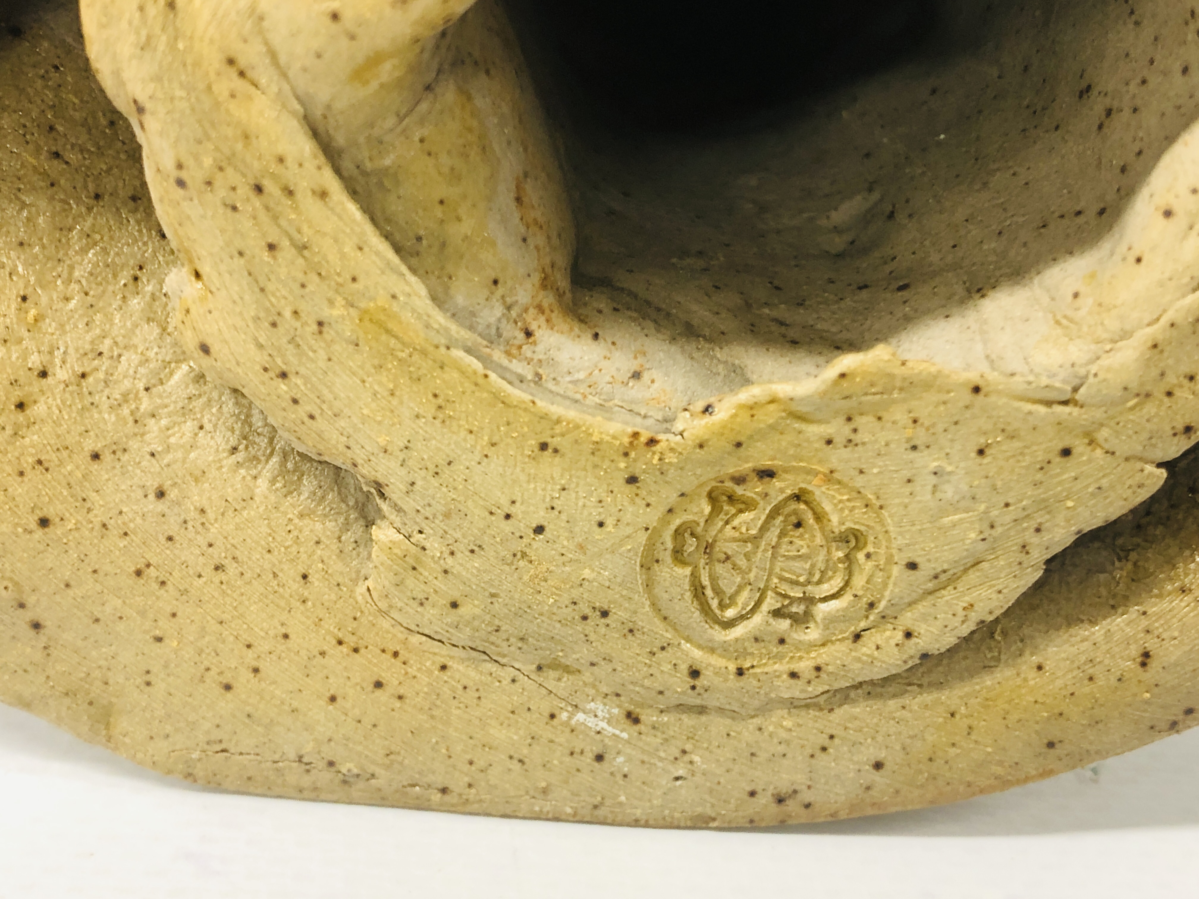 STUDIO POTTERY STUDIO "A FACELESS LADY" BEARING SIGNATURE S. - Image 10 of 10