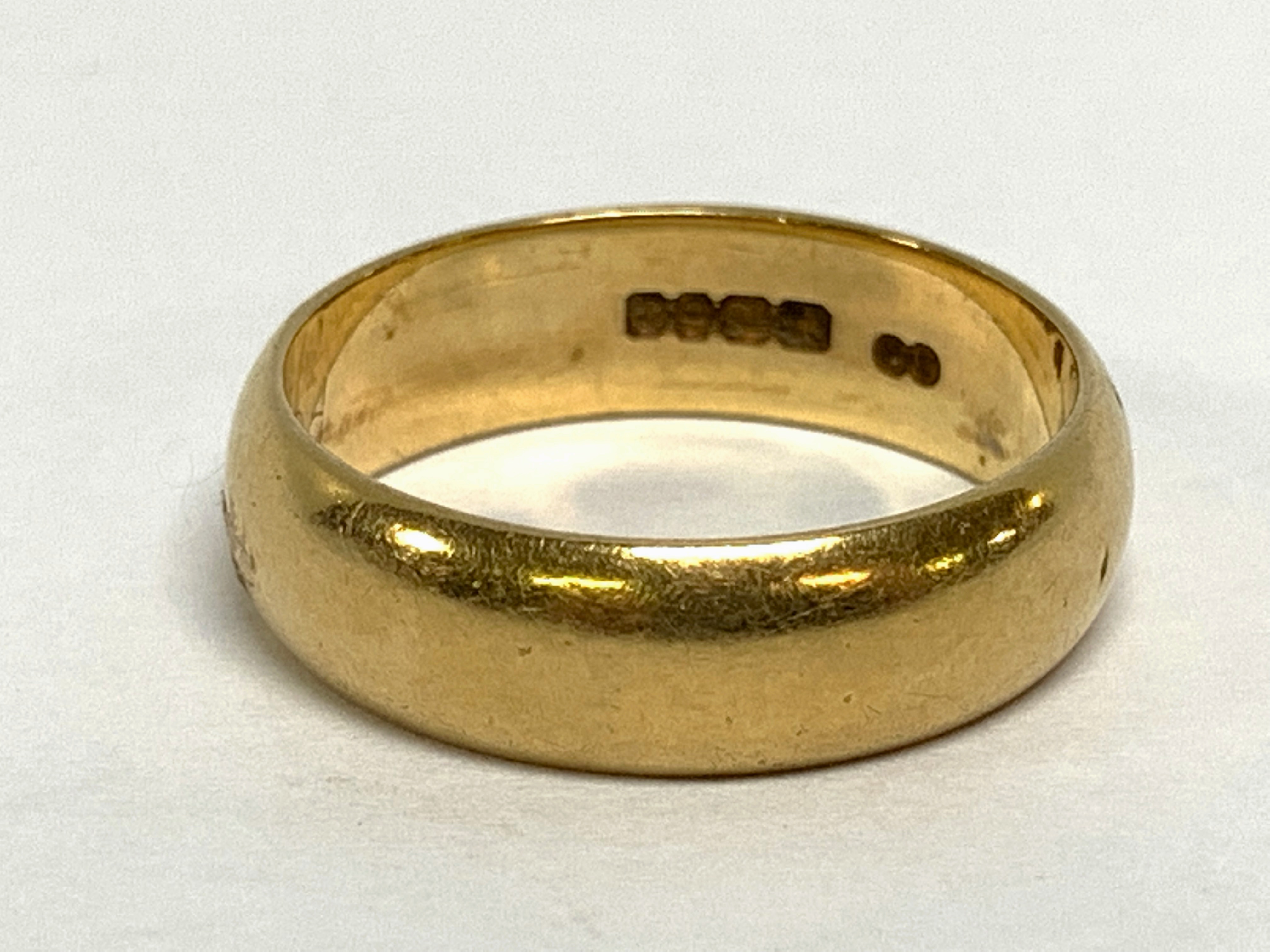 TWO 18CT WEDDING BANDS + AND 18CT ENGRAVED SIGNET RING (17. - Bild 2 aus 18