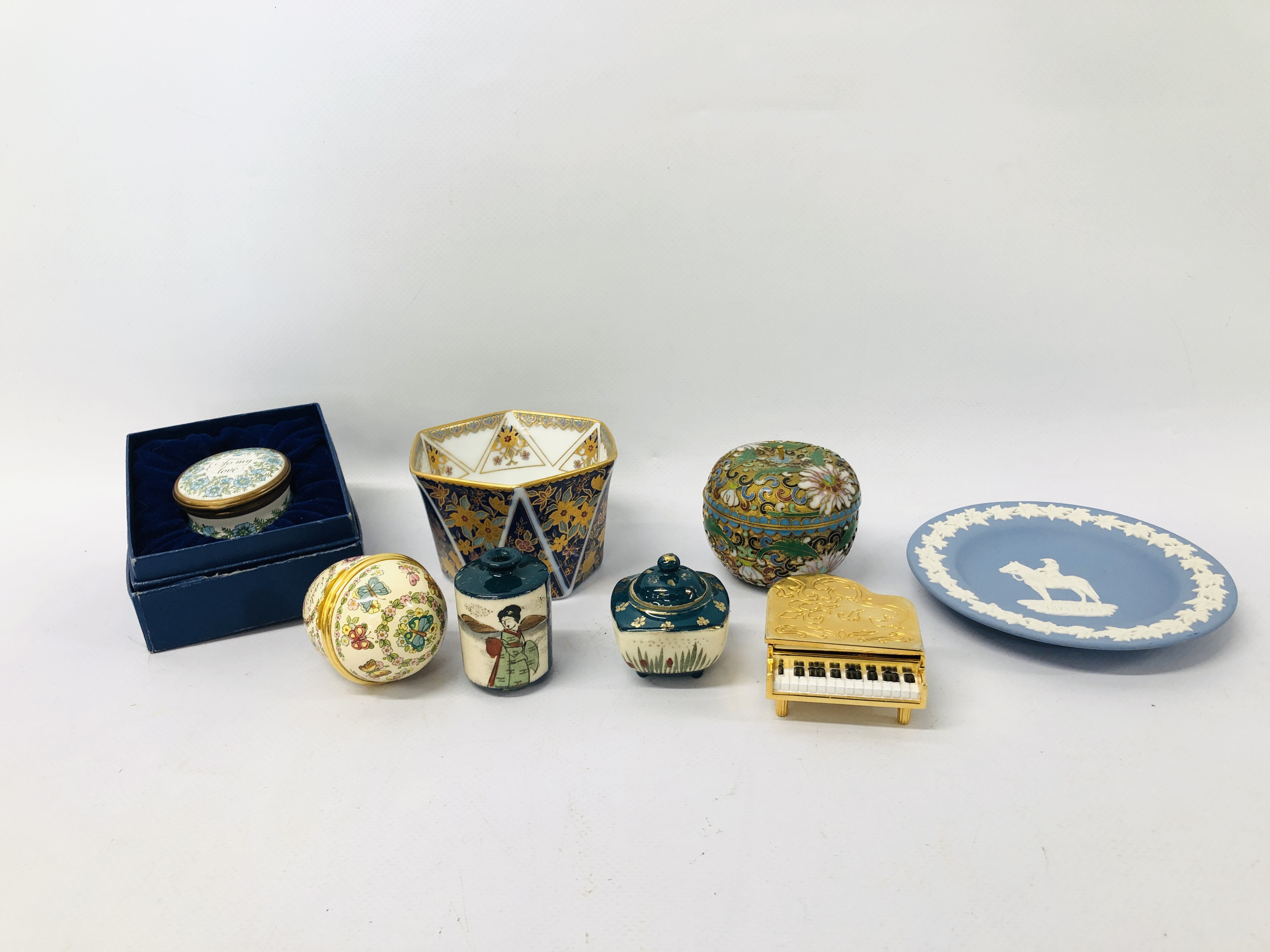 BOX OF COLLECTIBLES TO INCLUDE 2 X HALCYON DAYS ENAMELLED TRINKET BOXES, CLOISONNE LIDDED POT, - Image 2 of 11