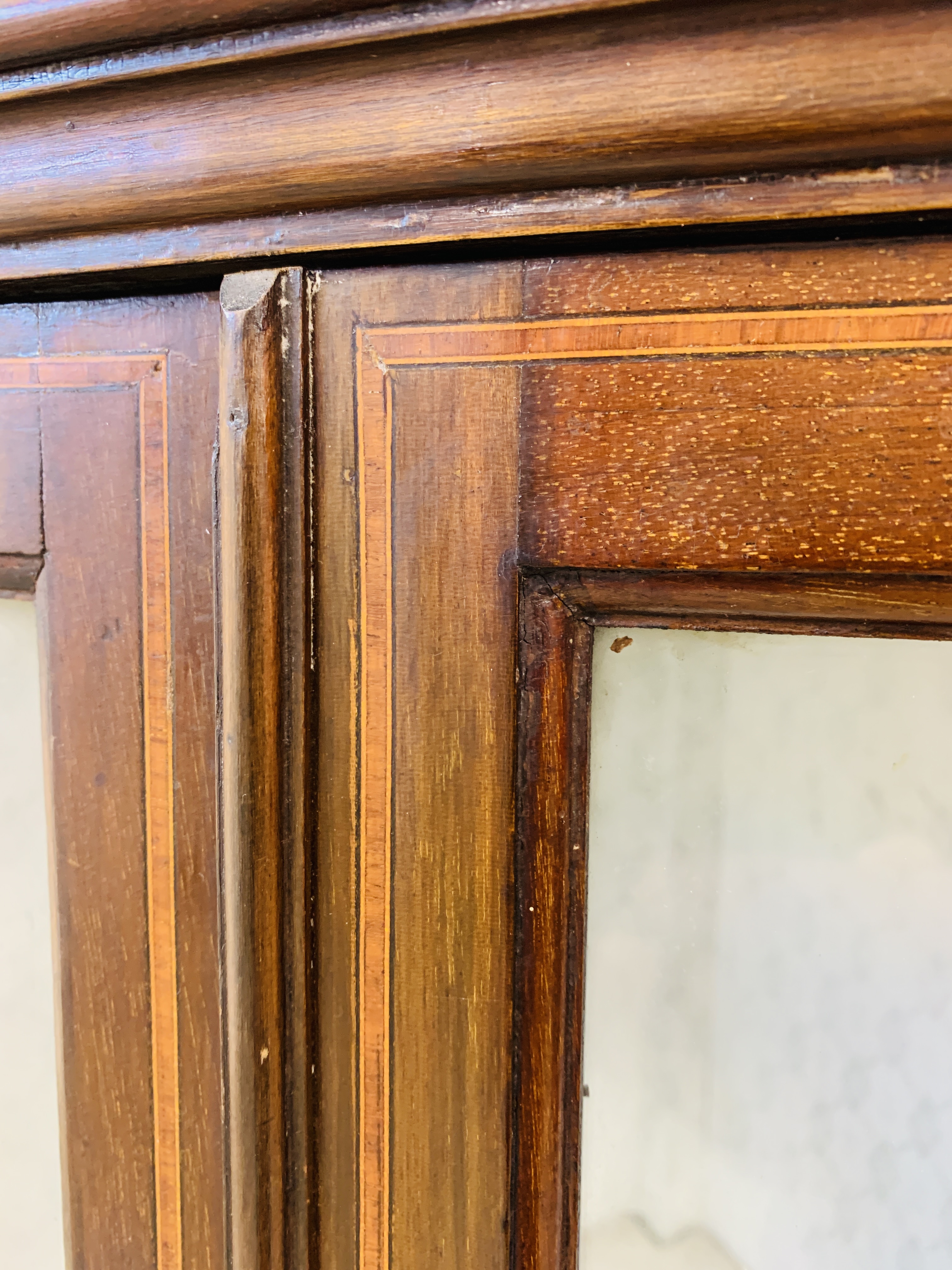 AN EDWARDIAN MAHOGANY BOW FRONTED DISPLAY CABINET W 74CM, - Image 6 of 8