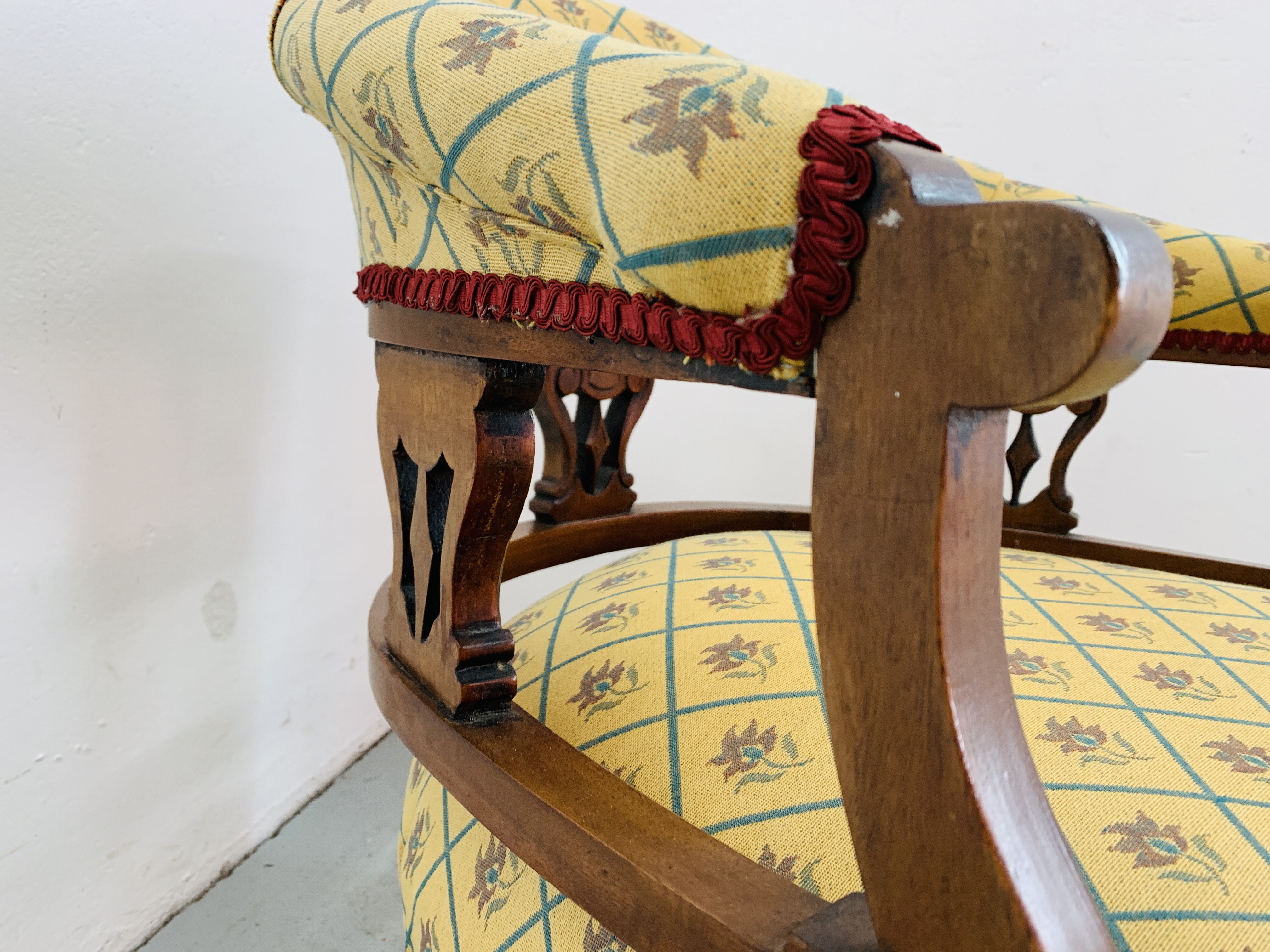 EDWARDIAN MAHOGANY LOW SEAT TUB STYLE CHAIR WITH UPHOLSTERED SEAT AND BACK - Image 4 of 7