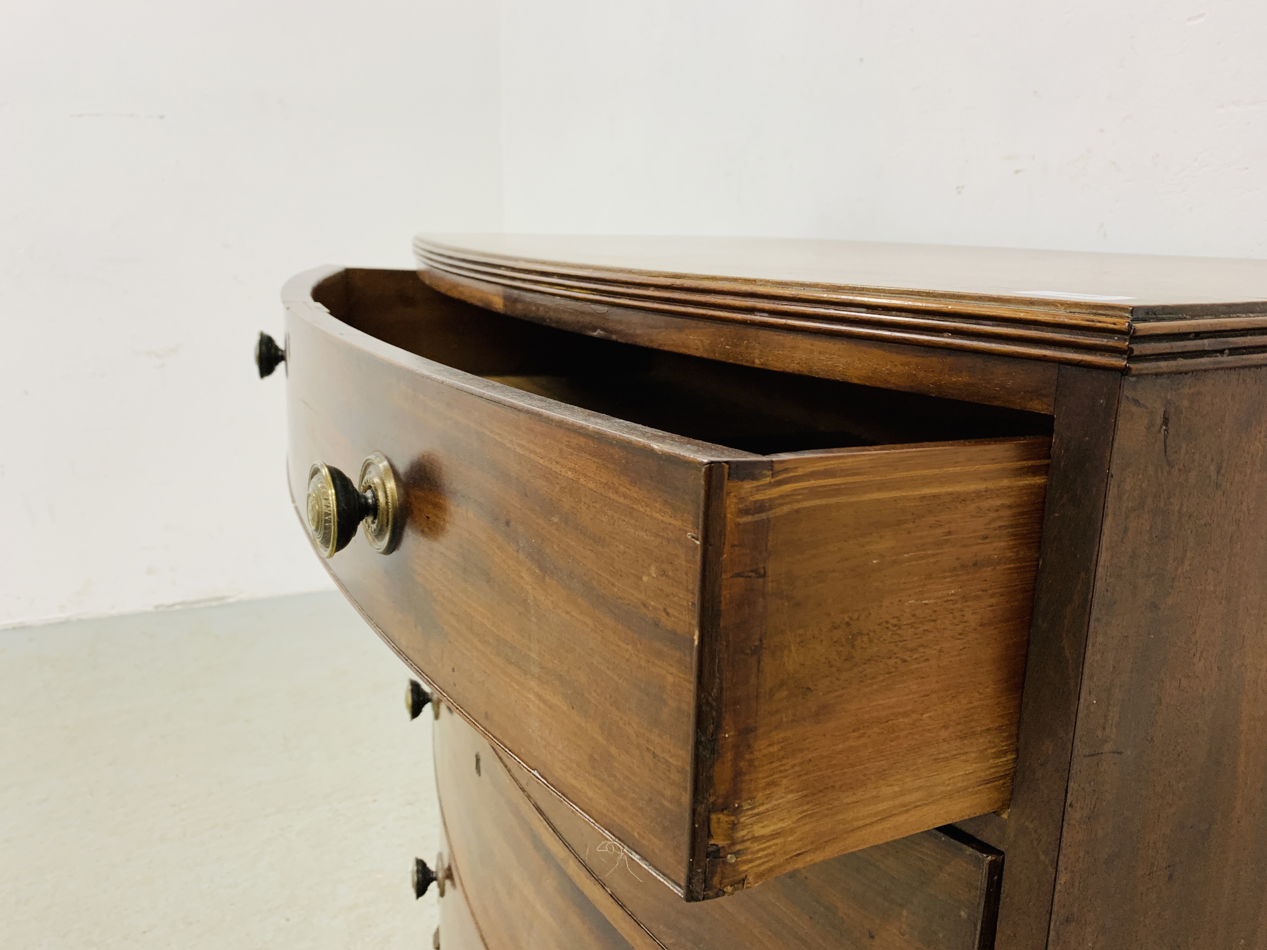 A GEORGE III MAHOGANY BOW FRONT CHEST OF FOUR LONG DRAWERS WITH LATER HANDLES - Image 9 of 10