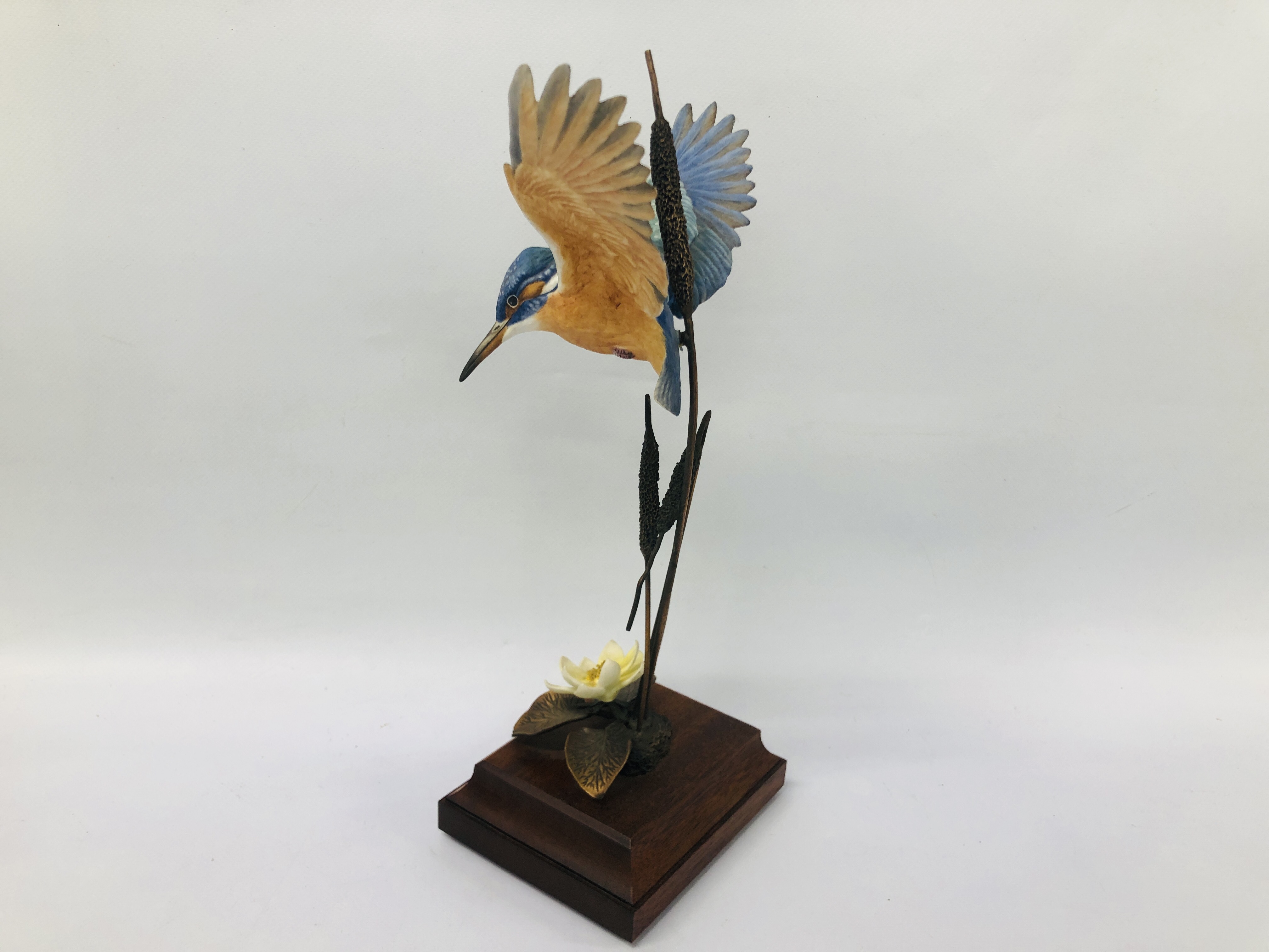 PORCELAIN KINGFISHER ON A SINGLE REED, BRONZE FINISHED, - Image 4 of 4