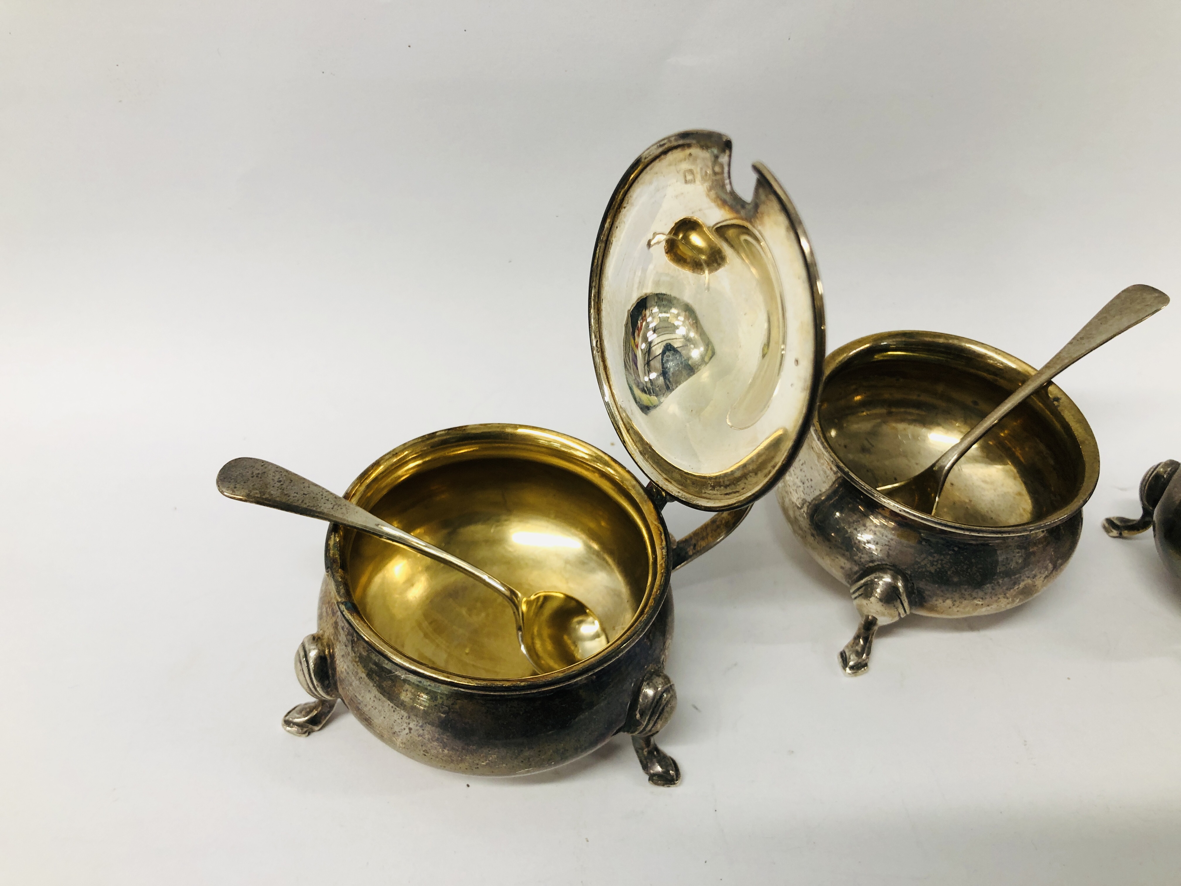 A SILVER TRIPOD PEPPER, MATCHING MUSTARD POT & SALT COMPLETE WITH SPOONS, - Image 5 of 6