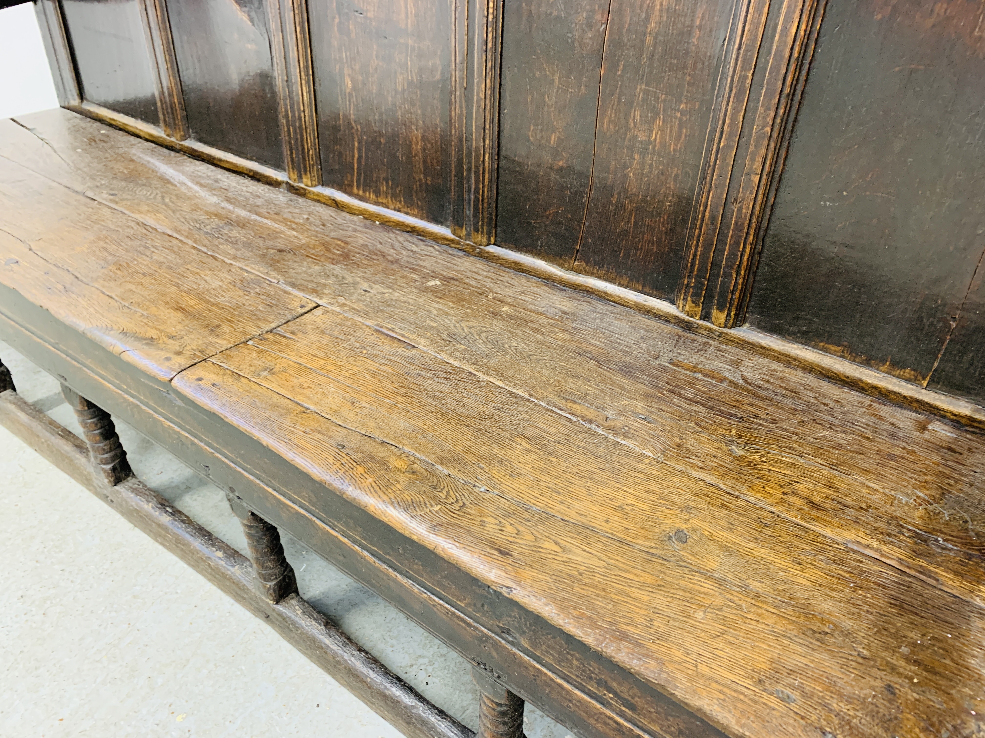 AN EARLY C18TH OAK SETTLE WITH FIVE PANELLED BACK ON BOBBIN TURNED SUPPORTS - W 197CM. D 50CM. - Image 14 of 22