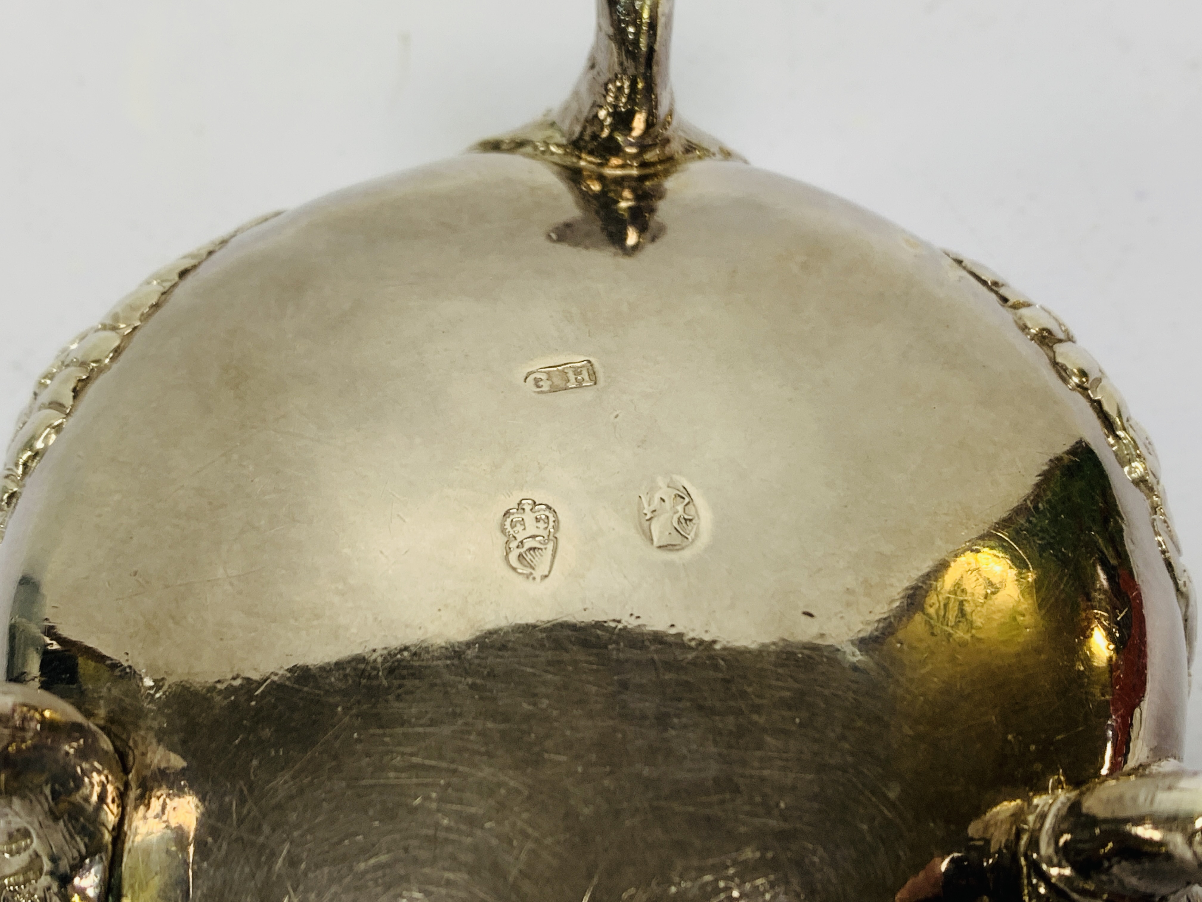 A GEORGE III IRISH TRIPOD SILVER SALT, HAVING LIONS' HEADS ABOVE LIONS' FEET SUPPORTS, - Image 8 of 10