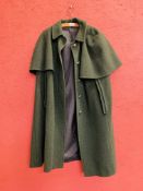 VINTAGE DESIGNER LODEN-FREY MÜNCHEN AM DOM ECHZ BAYERISCHER LODEN CAPE WITH WHITE METAL DETAIL TO