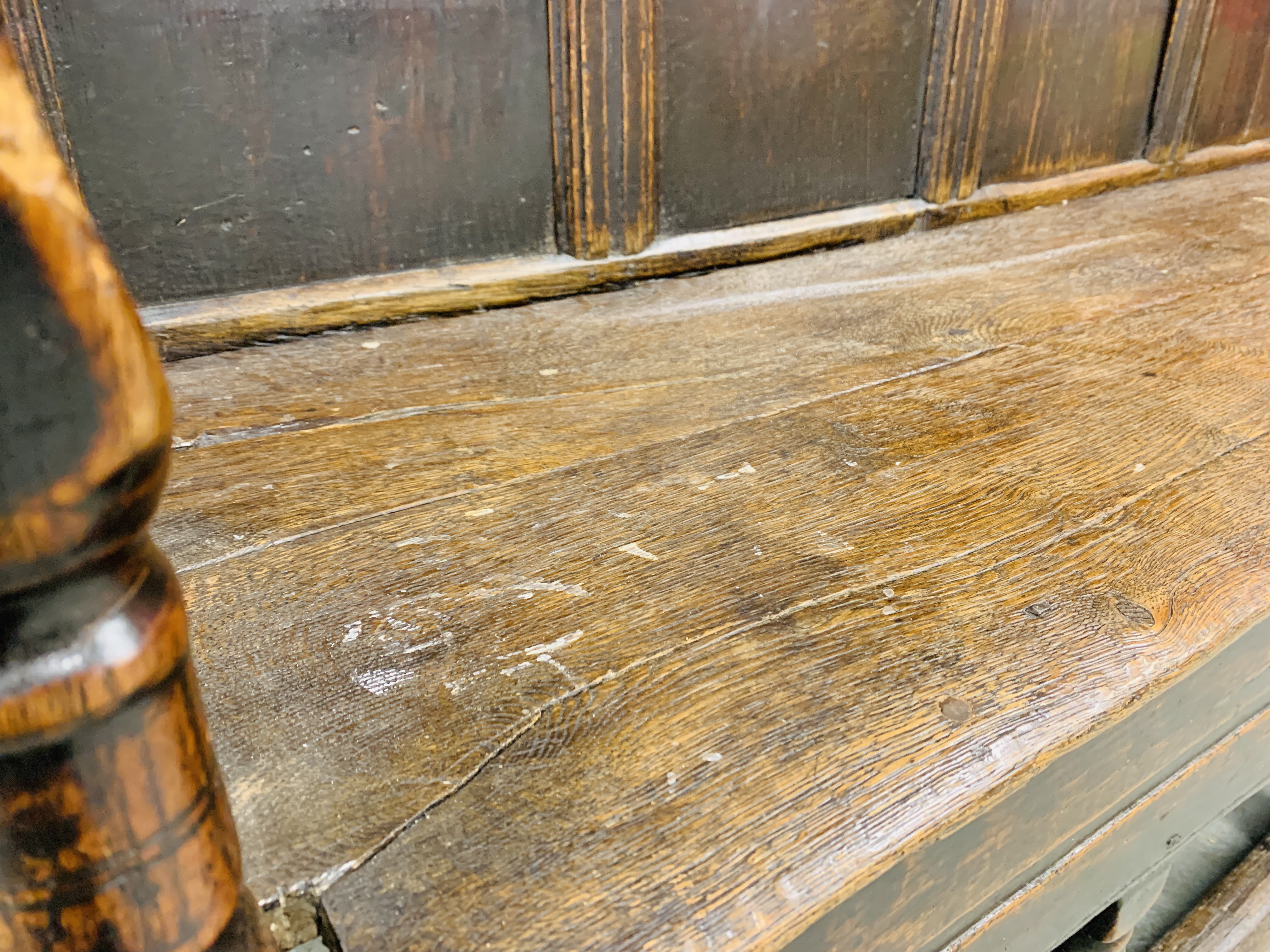 AN EARLY C18TH OAK SETTLE WITH FIVE PANELLED BACK ON BOBBIN TURNED SUPPORTS - W 197CM. D 50CM. - Image 12 of 22