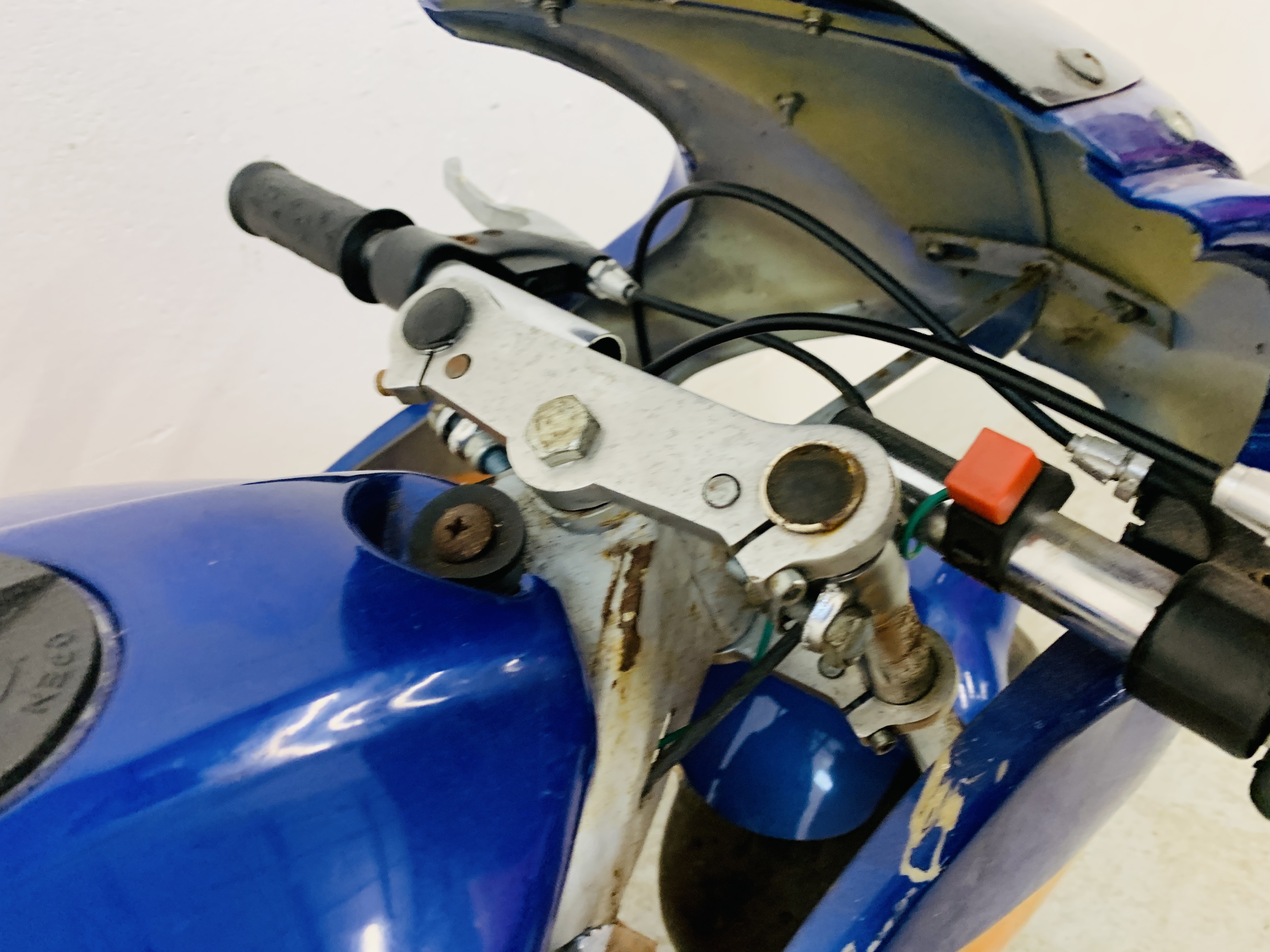 A MINI MOTO PETROL DRIVEN MOTORBIKE - SOLD AS SEEN - Image 3 of 6