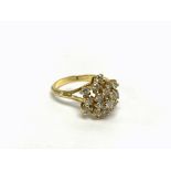 A DIAMOND CLUSTER RING, PROBABLY 18CT (3.