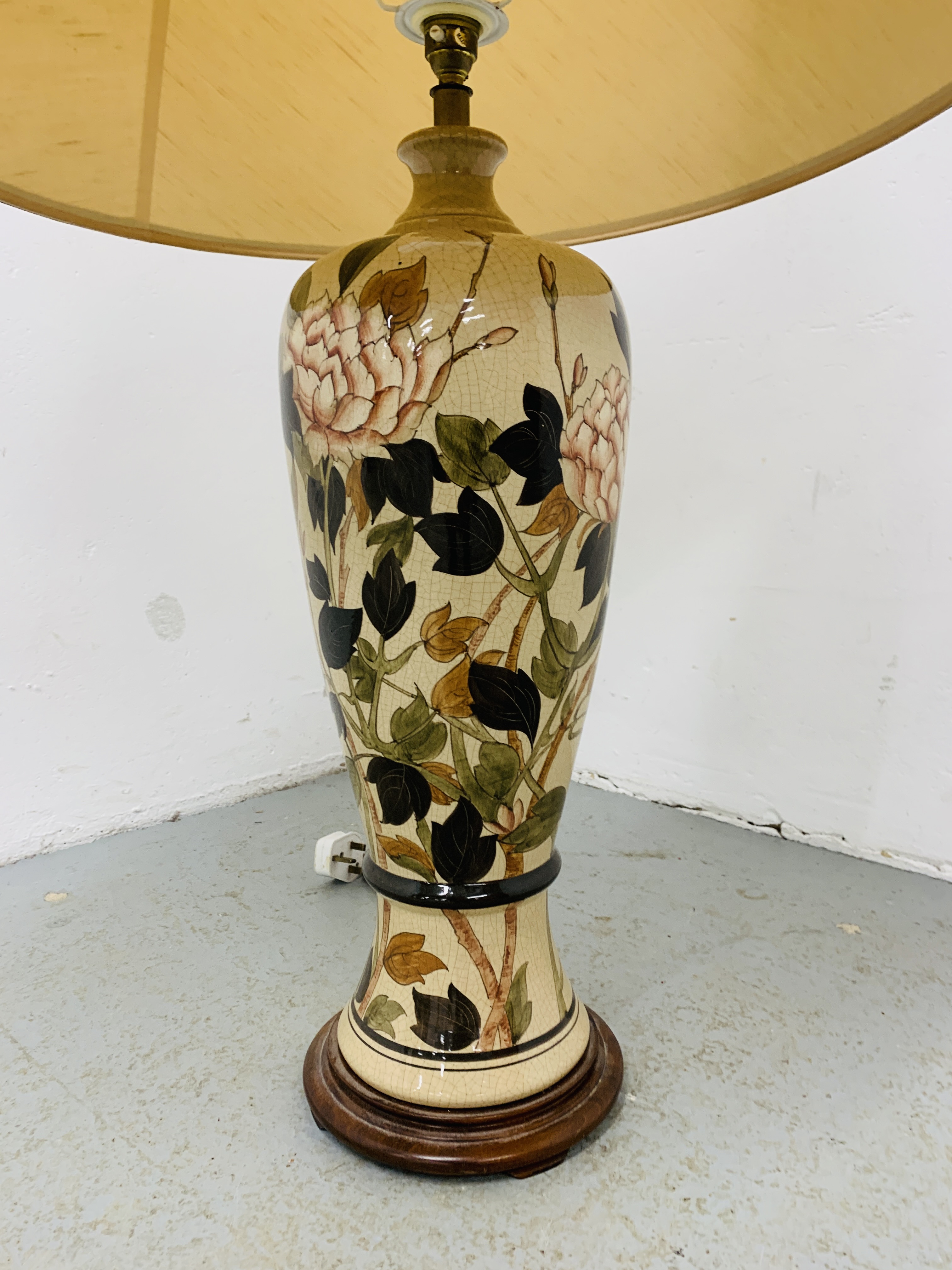 A LARGE FLORAL DECORATED POTTERY TABLE LAMP WITH SHADE - SOLD AS SEEN - Image 2 of 5