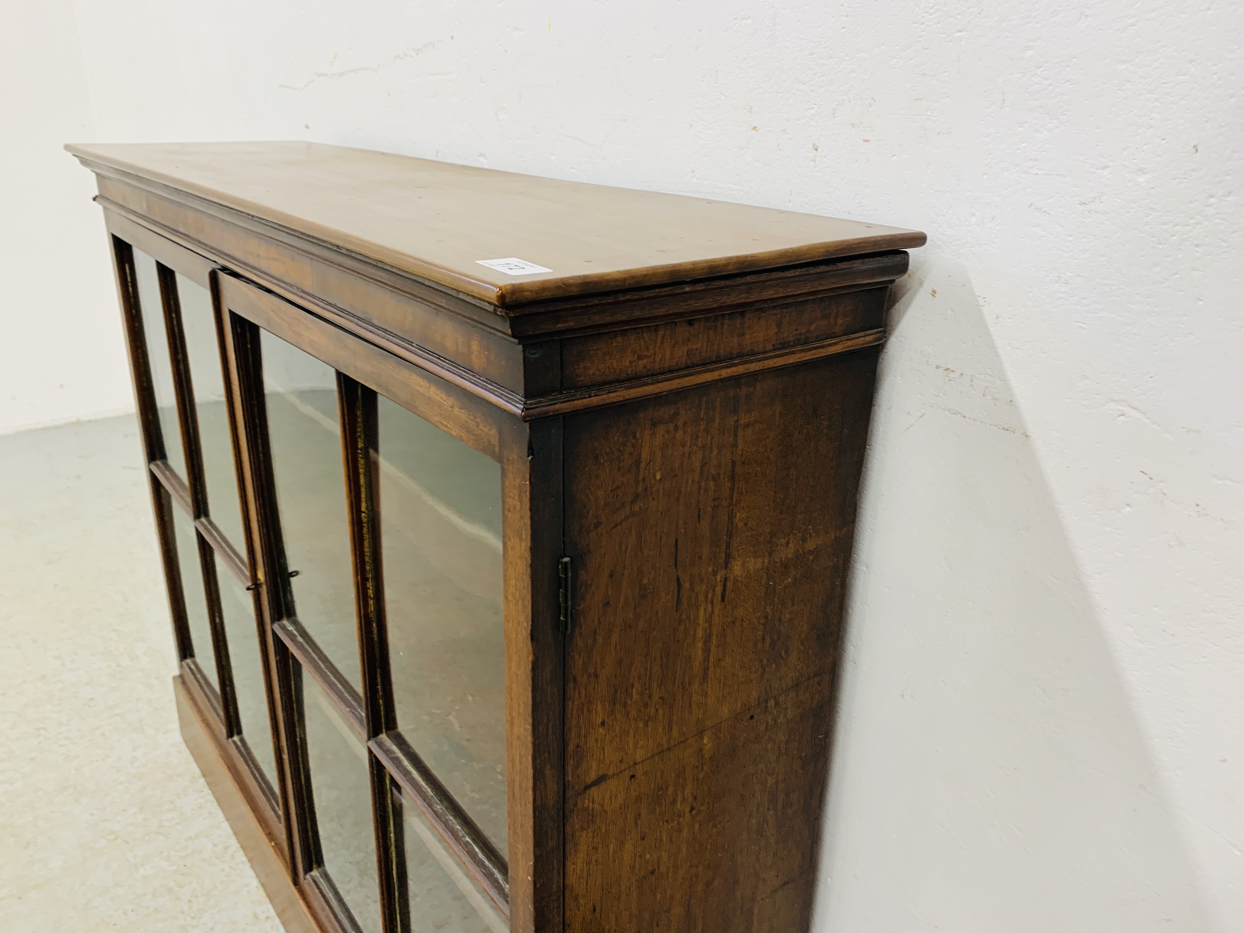 A MAHOGANY TWO DOOR GLAZED DISPLAY CABINET, BEING A TOP HALF OF A BOOKCASE, NOW CONVERTED - W 100CM. - Image 4 of 8