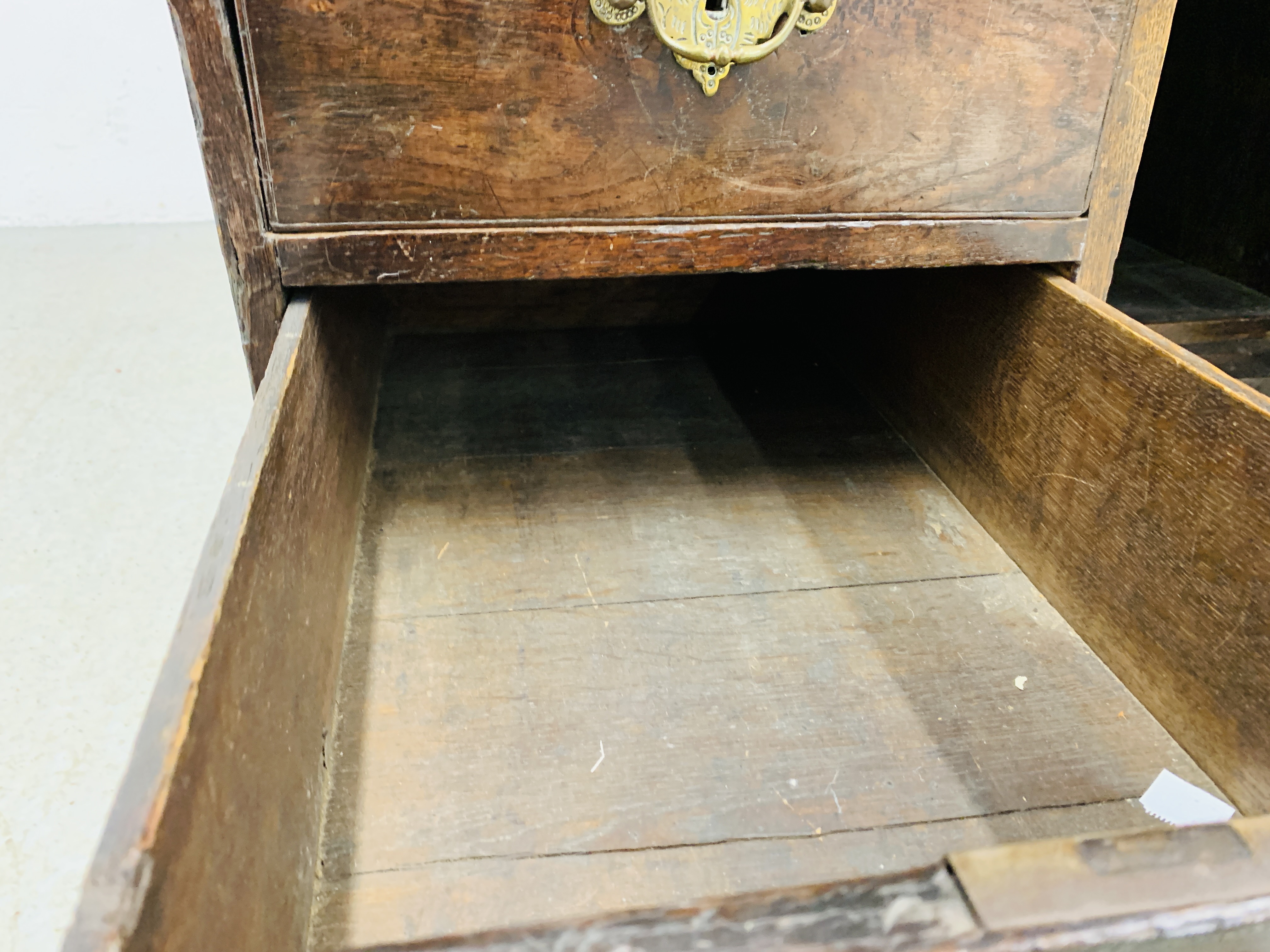 AN C18TH OAK SLOPED TOP KNEEHOLE DESK WITH FITTED INTERIOR AND EIGHT DRAWERS - D 120CM. W 68CM. - Image 13 of 15