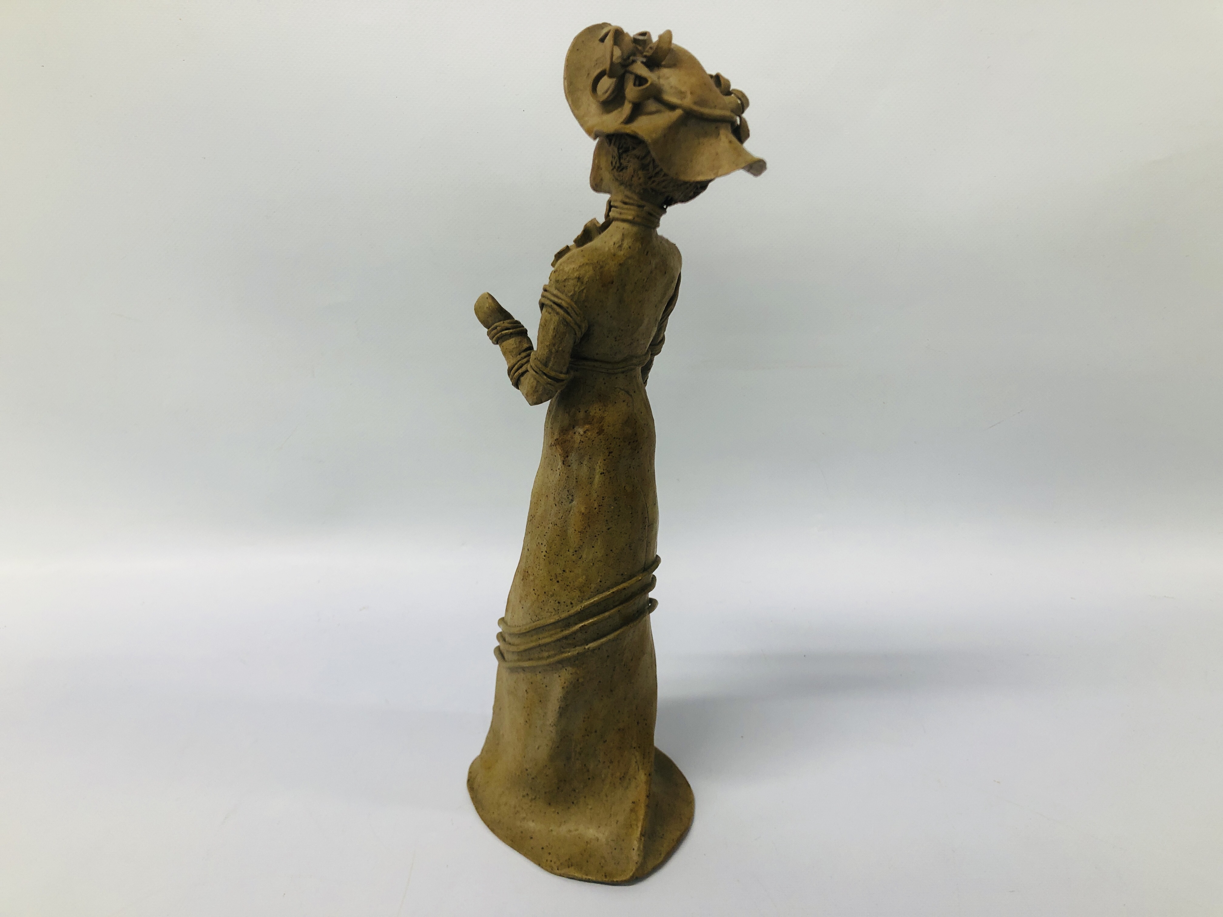 STUDIO POTTERY STUDIO "A FACELESS LADY" BEARING SIGNATURE S. - Image 5 of 10