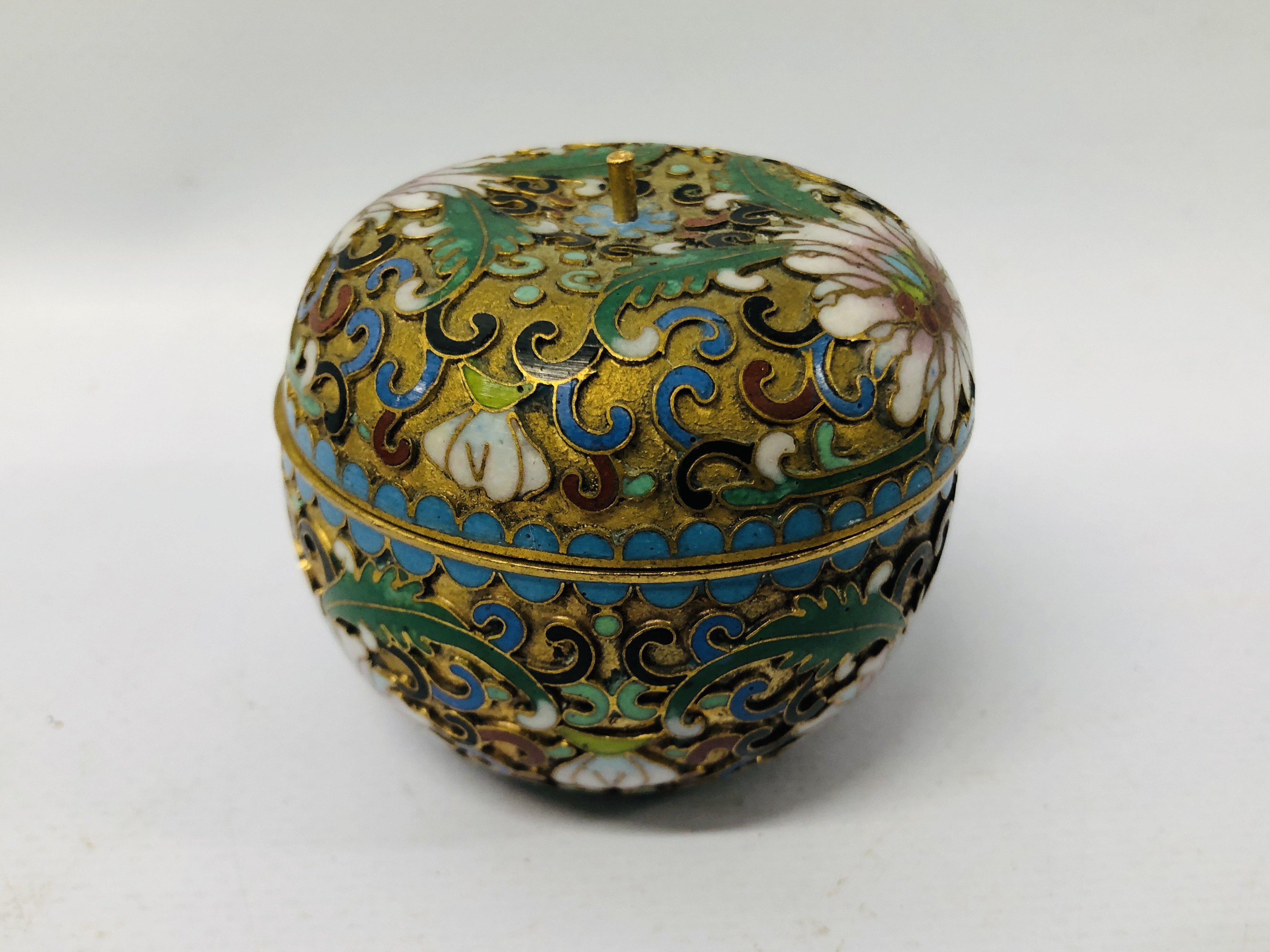 BOX OF COLLECTIBLES TO INCLUDE 2 X HALCYON DAYS ENAMELLED TRINKET BOXES, CLOISONNE LIDDED POT, - Image 8 of 11