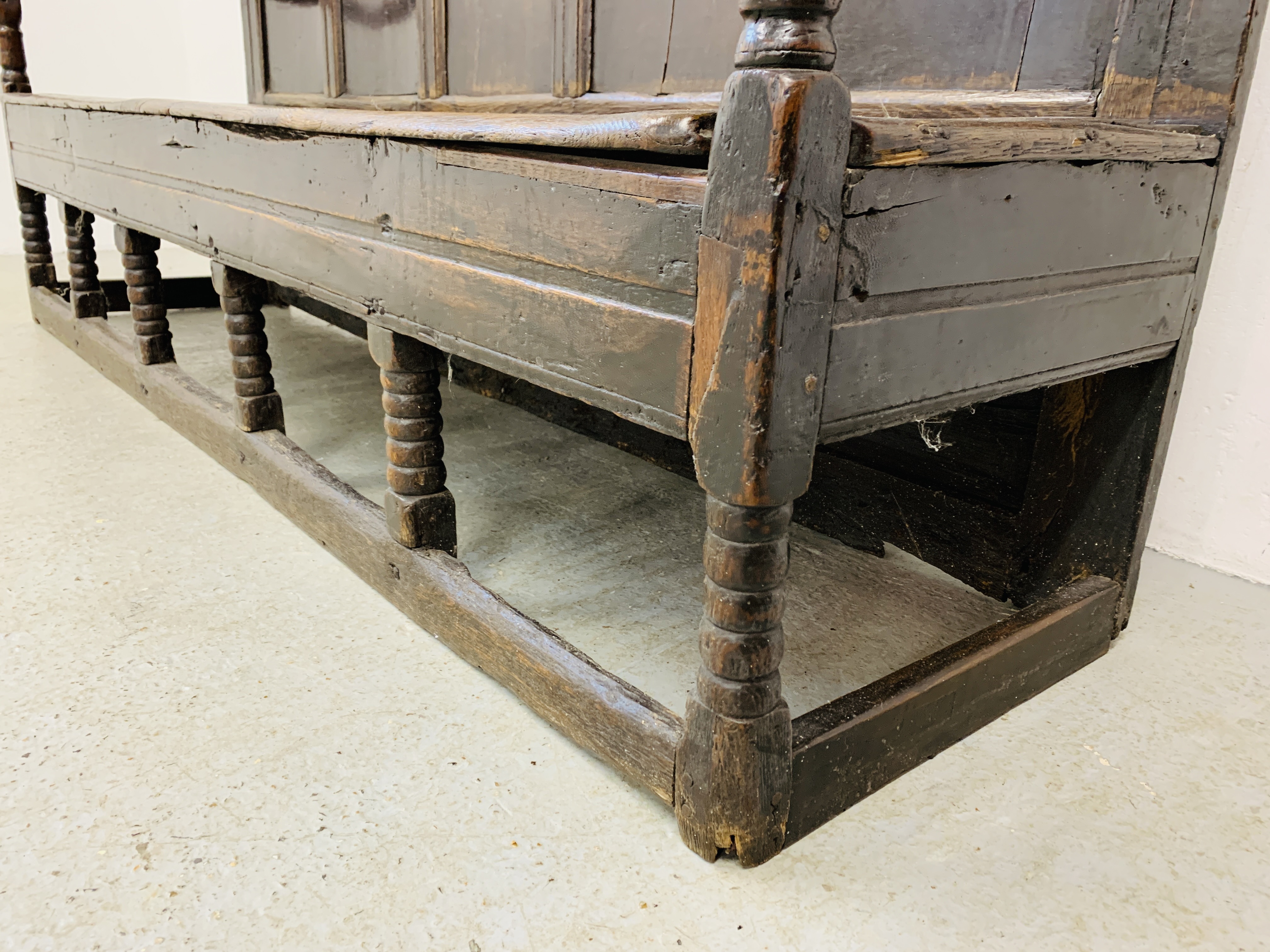 AN EARLY C18TH OAK SETTLE WITH FIVE PANELLED BACK ON BOBBIN TURNED SUPPORTS - W 197CM. D 50CM. - Image 4 of 22