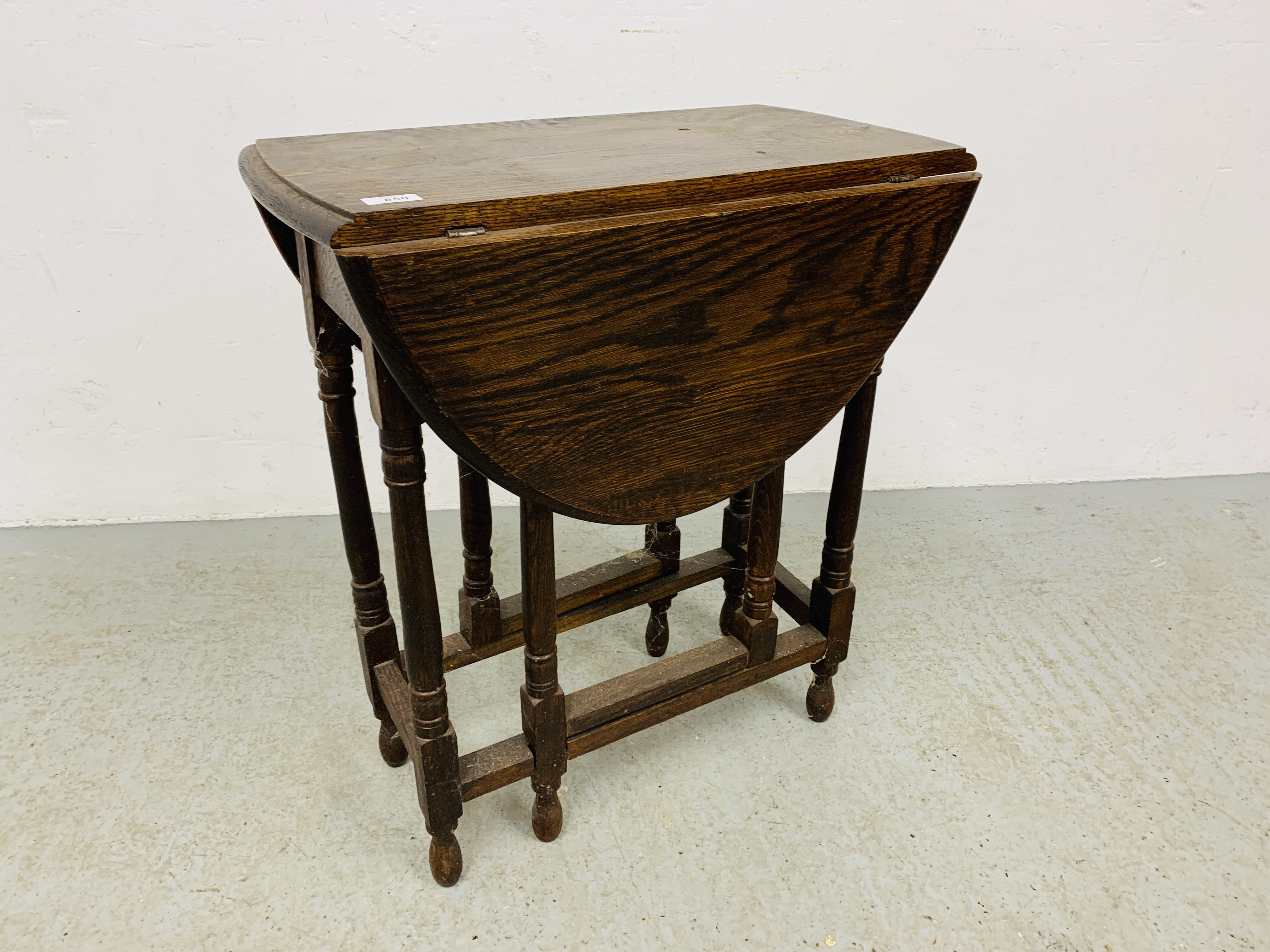 EARLY 20th CENTURY SMALL OAK DROP LEAF TABLE ON TURNED LEGS - H 72CM. W 60CM.