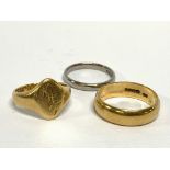 TWO 18CT WEDDING BANDS + AND 18CT ENGRAVED SIGNET RING (17.