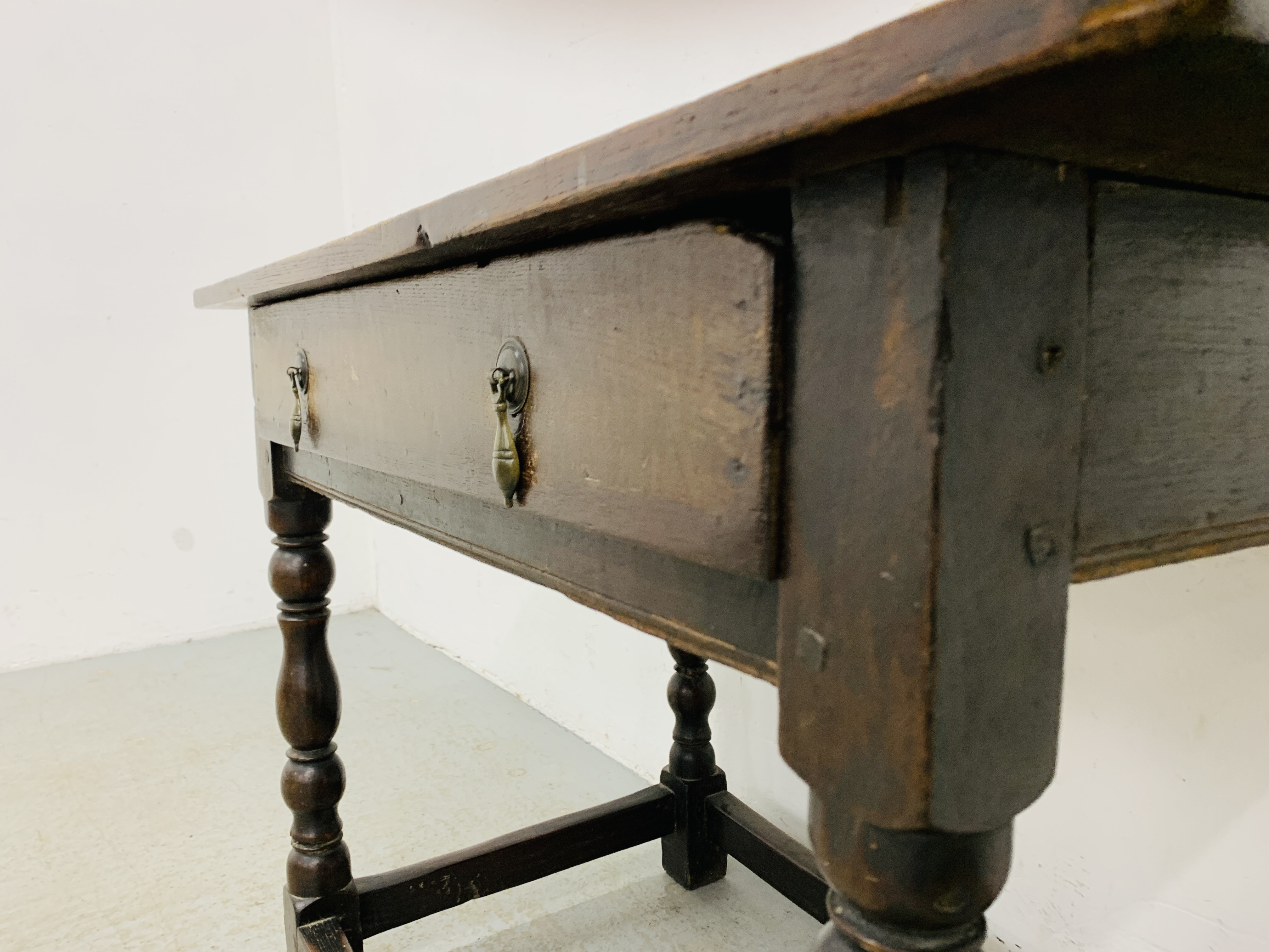 AN ANTIQUE OAK SINGLE DRAWER SIDE TABLE TURNED SUPPORTS, STRETCHES TO BASE W 91CM, D 54CM, - Image 6 of 8