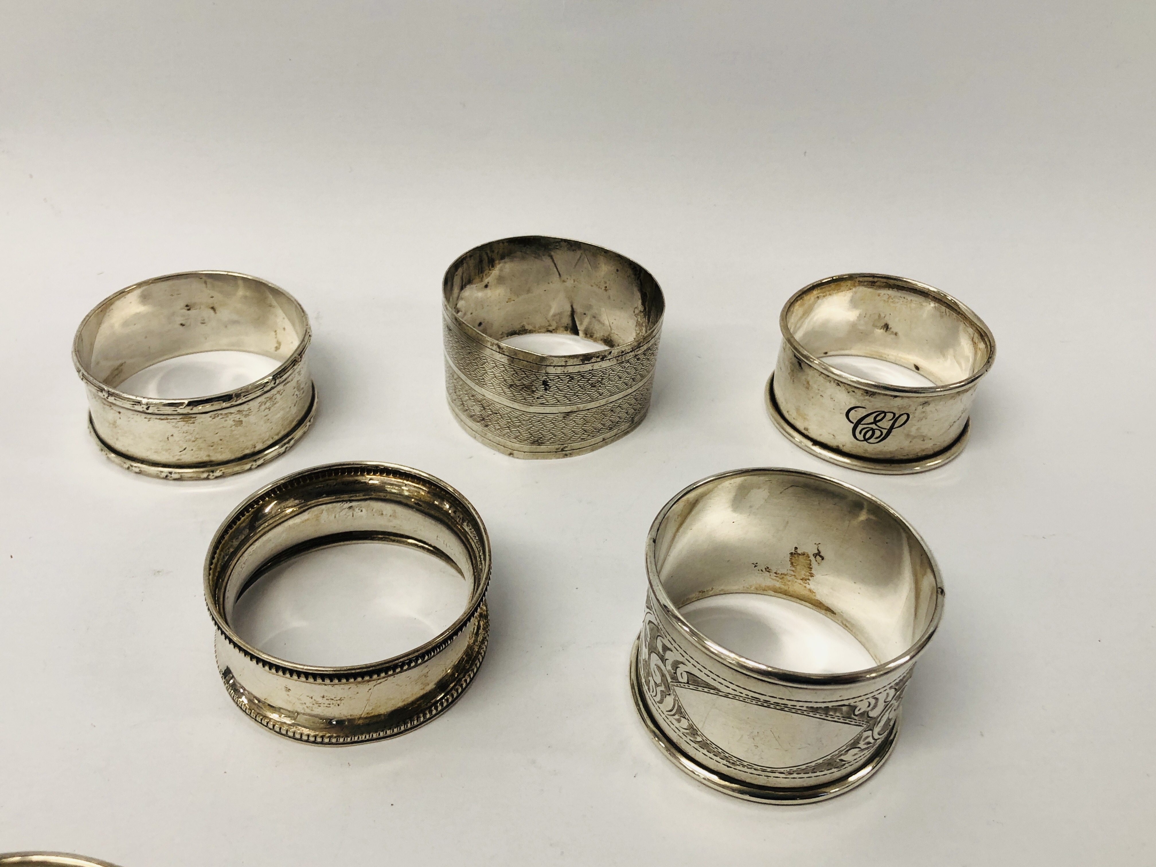 A PAIR OF GOOD QUALITY SILVER NAPKIN RINGS SHEFFIELD ASSAY MAKER H.A. - Image 6 of 7