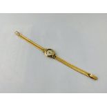 A LADIES 9CT GOLD CASED ACCURIST WRIST WATCH ON 18CT GOLD BRACELET STRAP