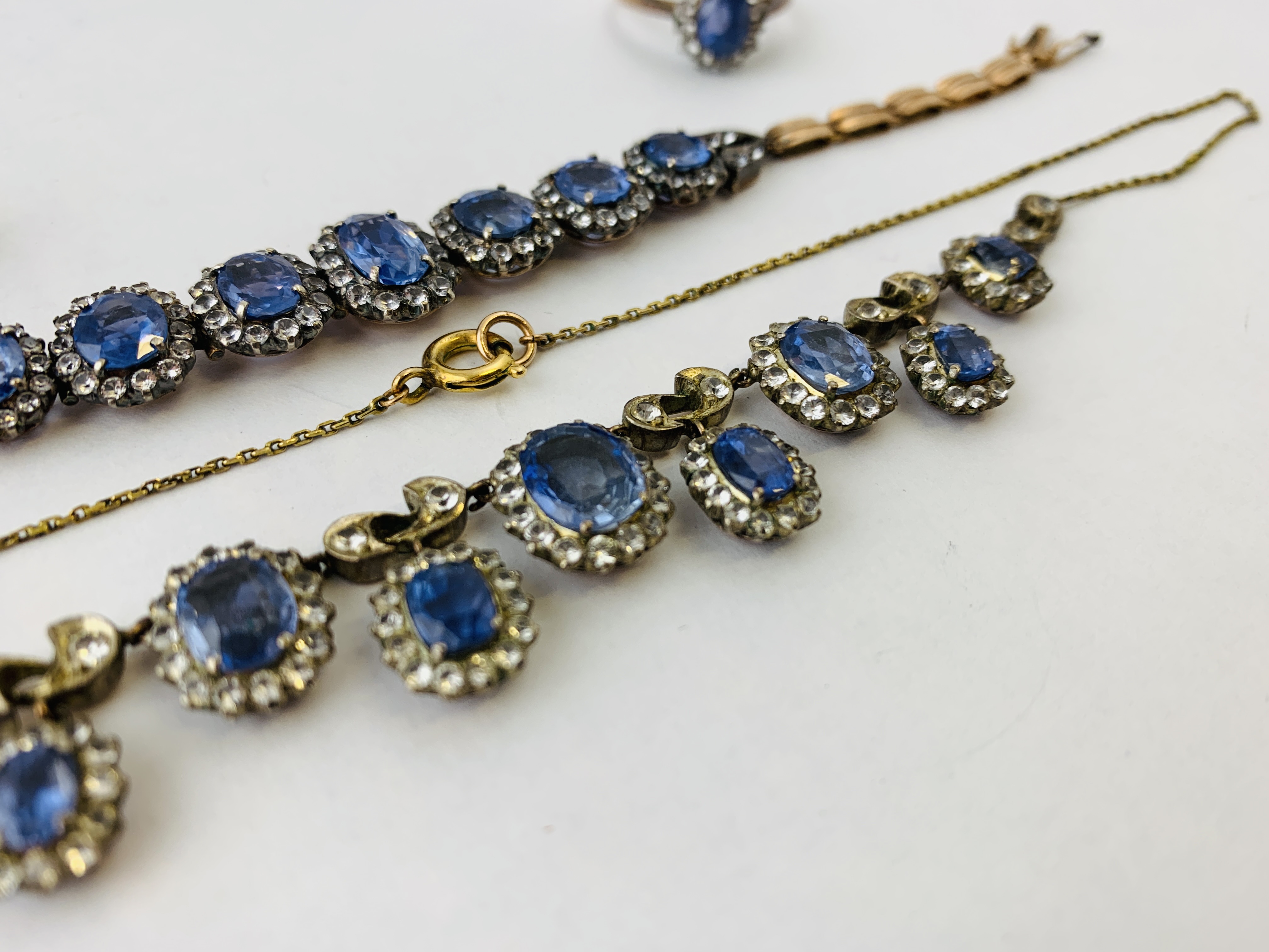 A VINTAGE 1930'S WHITE STONE AND BLUE TOPAZ SUITE OF JEWELLERY COMPRISING NECKLACE, BRACELET, - Image 3 of 11
