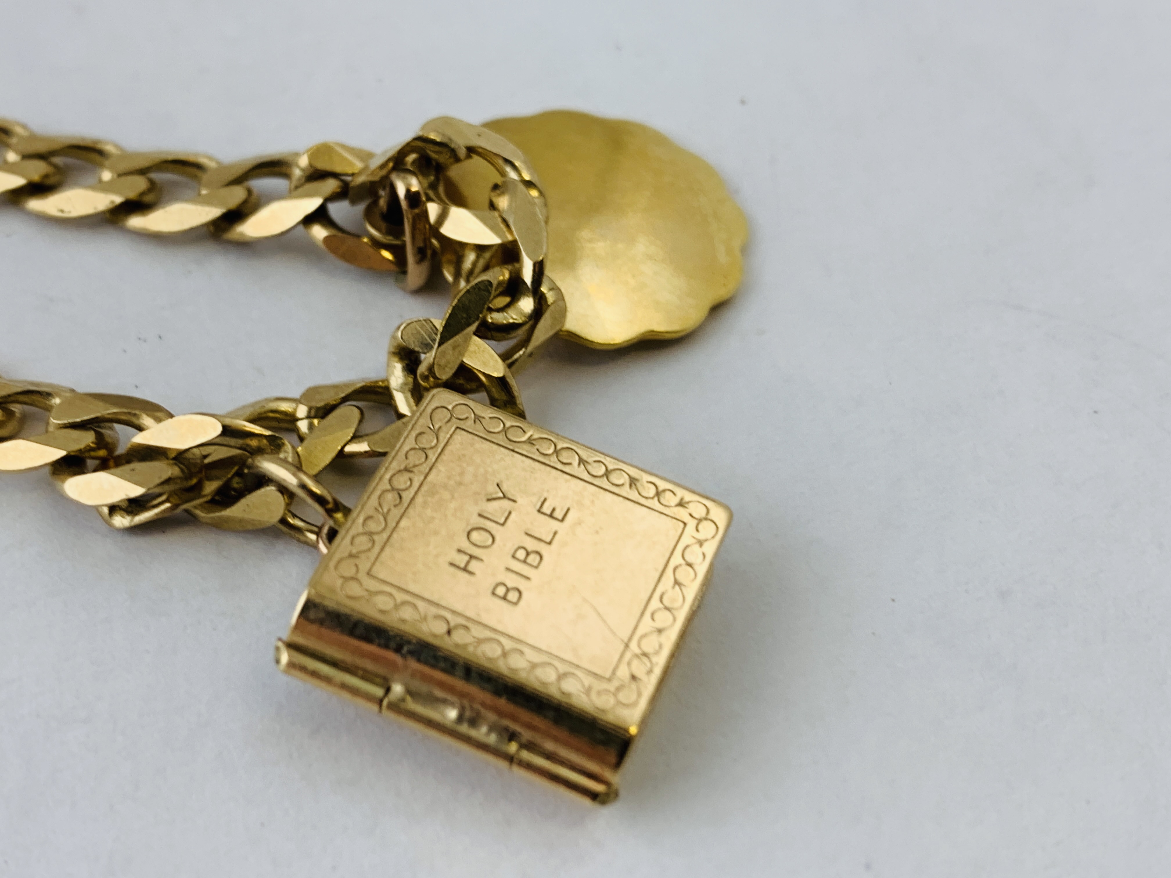 A 9CT GOLD FLAT LINK BRACELET WITH 9CT GOLD ST CHRISTOPHER AND BOOK CHARM ATTACHED - Image 6 of 9