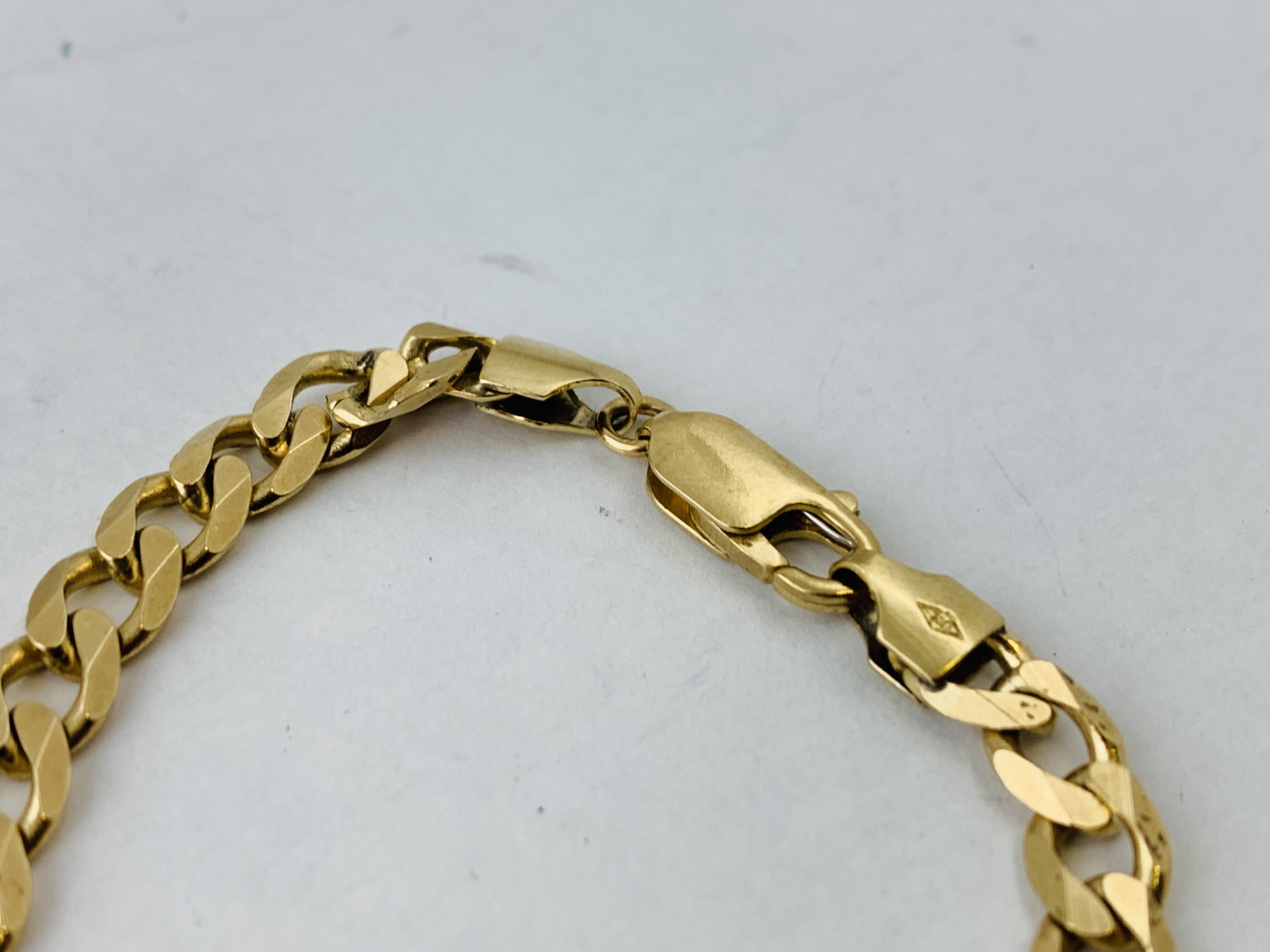 A 9CT GOLD FLAT LINK BRACELET WITH 9CT GOLD ST CHRISTOPHER AND BOOK CHARM ATTACHED - Image 4 of 9