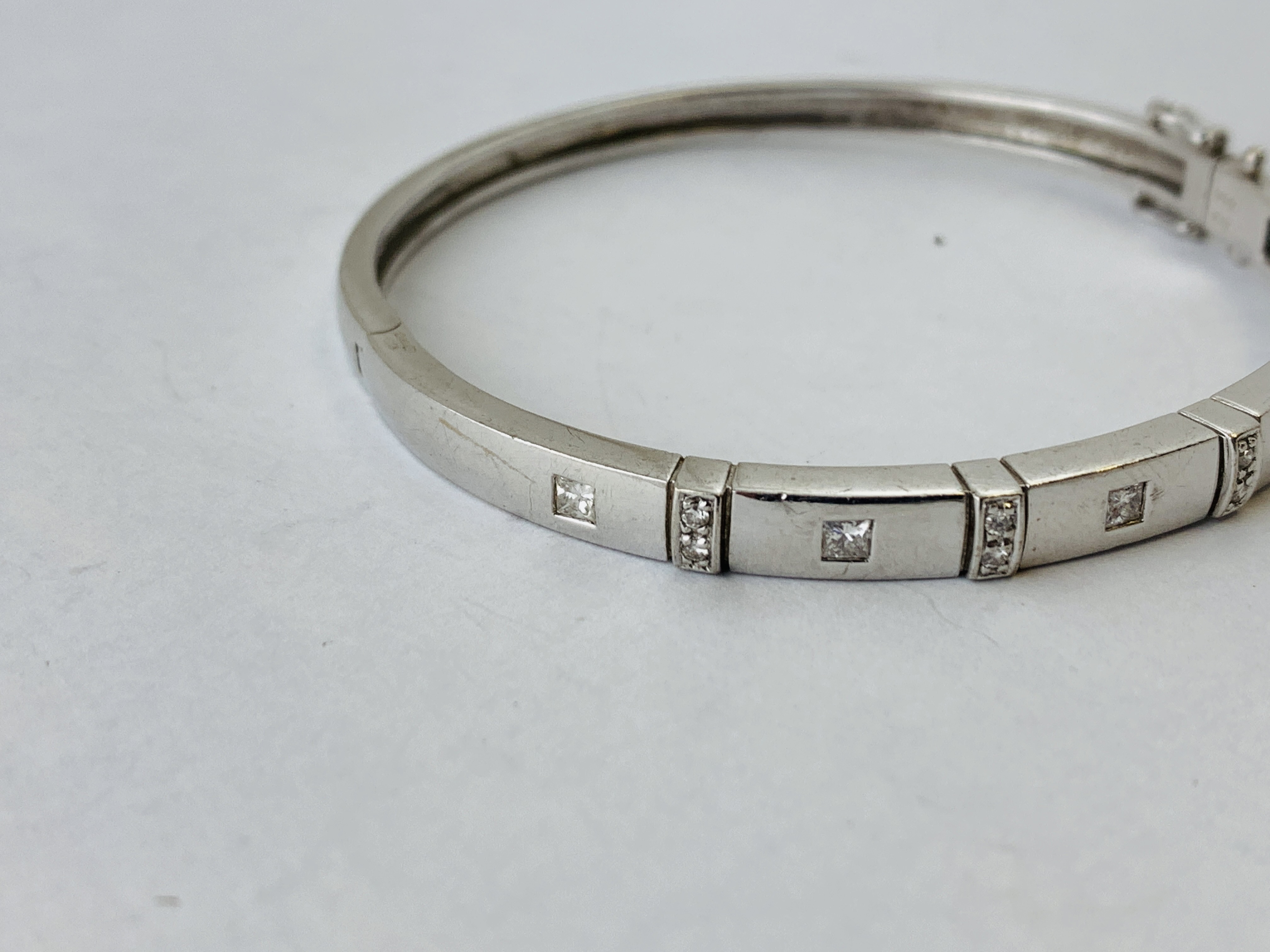 AN 18CT WHITE GOLD DIAMOND SET HINGED BANGLE MARKED 750 - Image 3 of 8