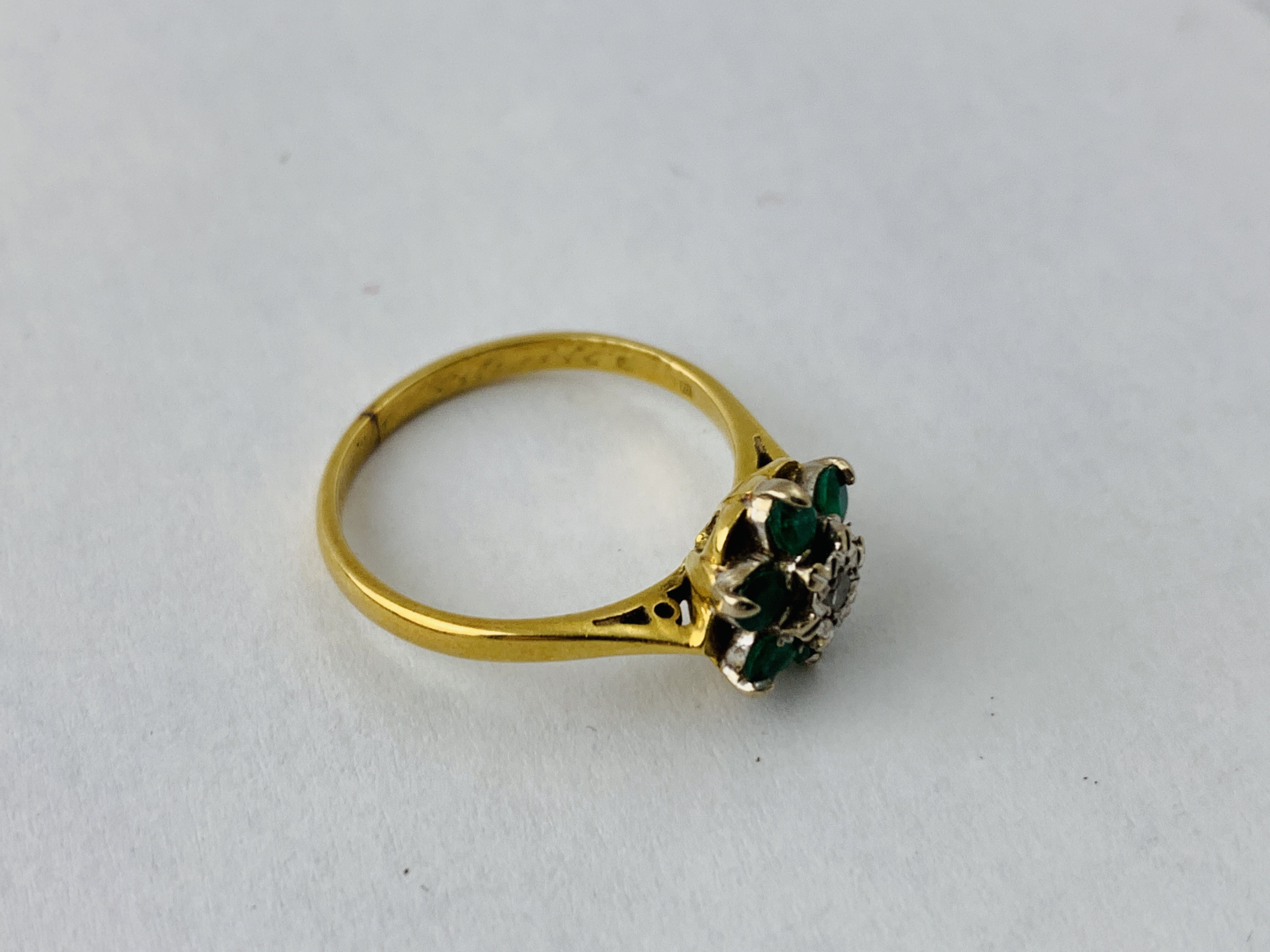 A DIAMOND AND GREEN STONE SET FLOWER HEAD RING (RUBBED MARKS) - Image 2 of 8