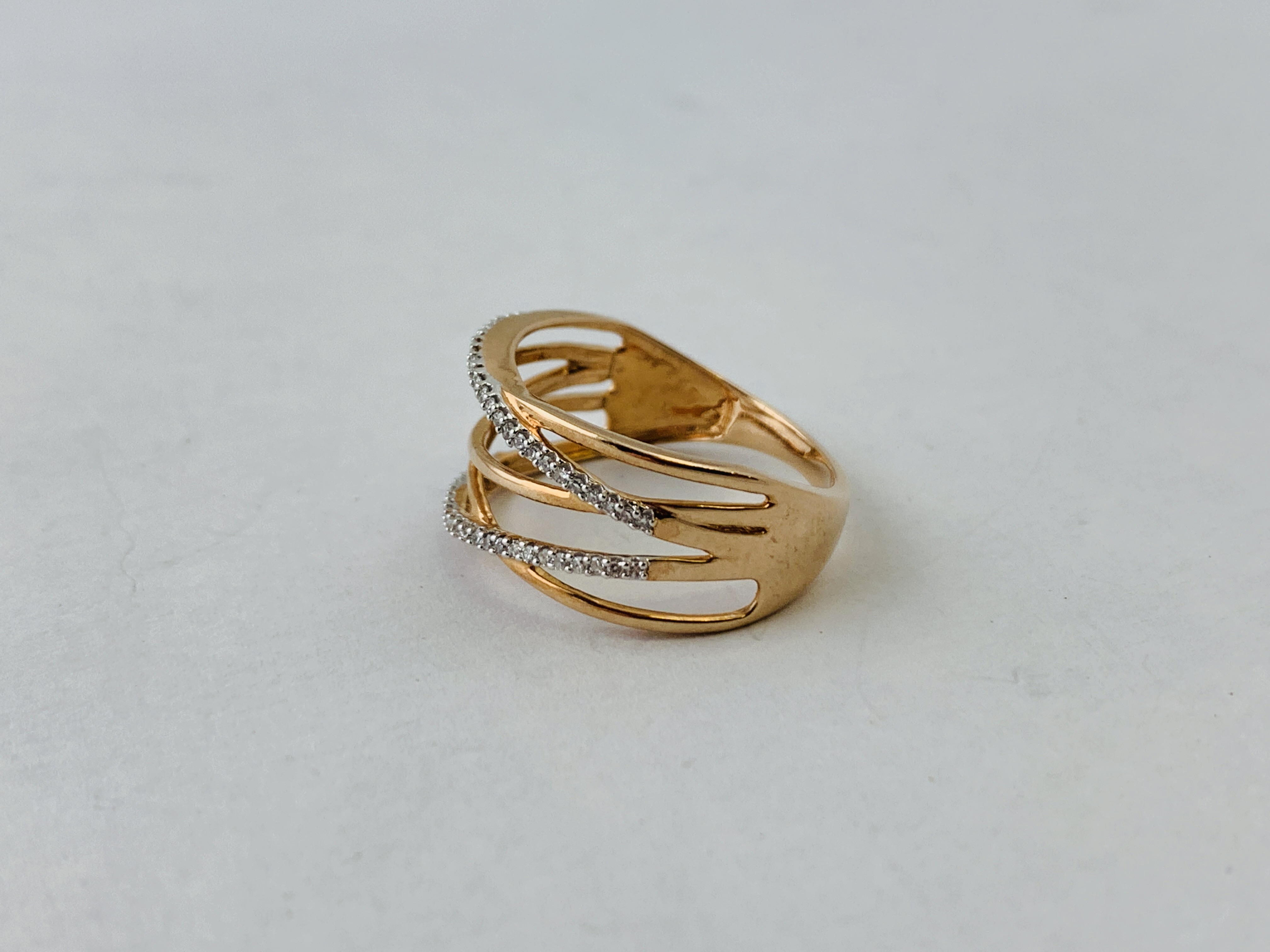 A CONTEMPORARY 9CT ROSE GOLD DIAMOND SET RING SIZE N/O - Image 3 of 6