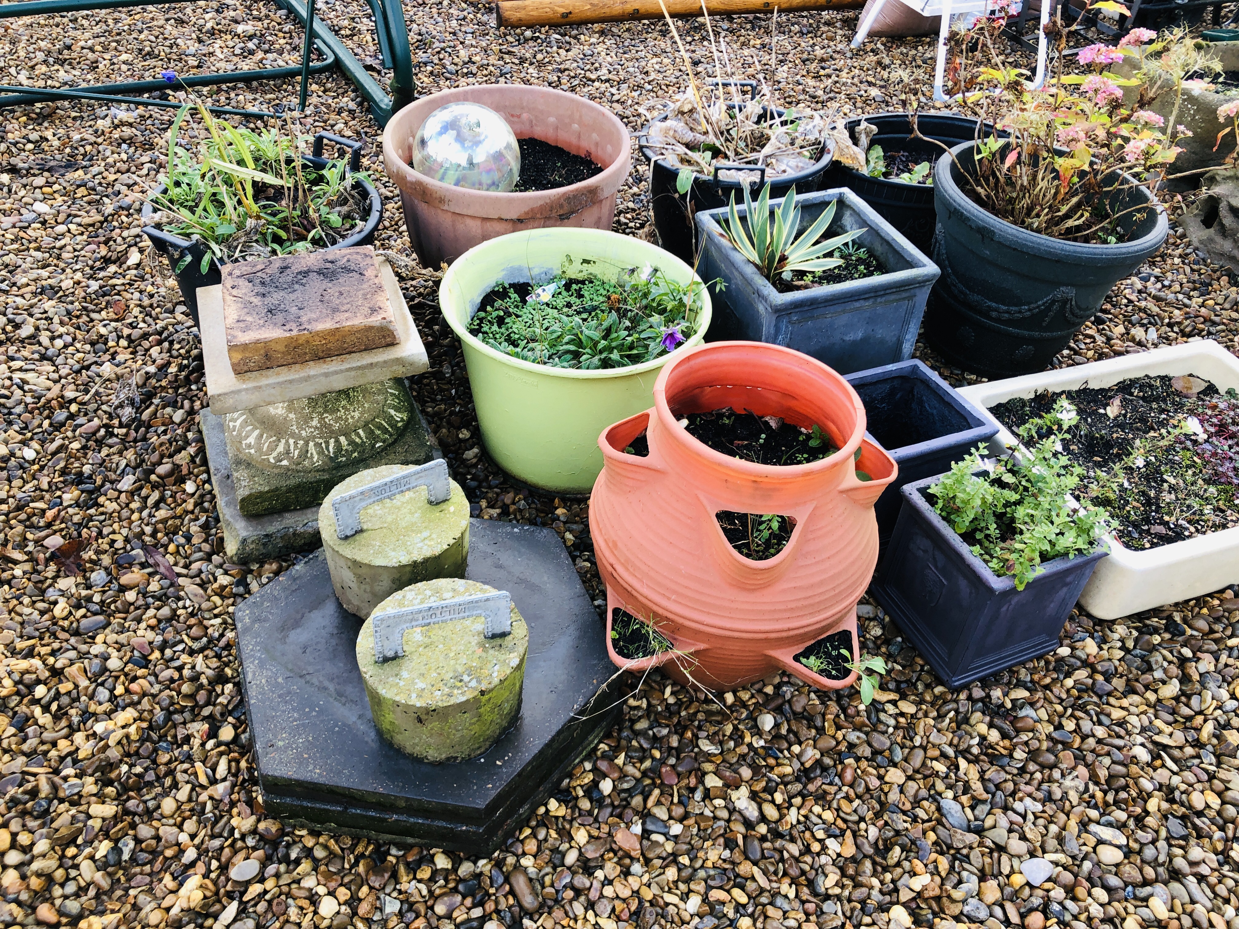 A GROUP OF ASSORTED GARDEN PLANTERS ETC (12 PIECES + 5 SLABS AND 2 WEIGHTS) - Image 2 of 4