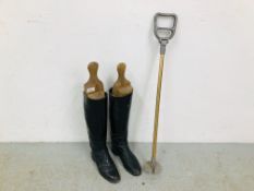 A PAIR OF VINTAGE LEATHER SOLED RIDING BOOTS WITH BOOT TREES AND A SHOOTING STICK / SEAT